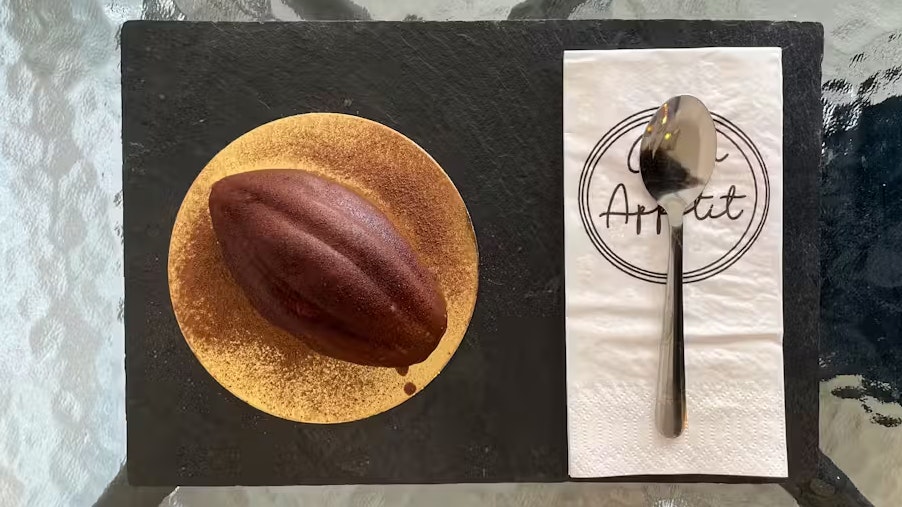 Was die Küchlein besonders macht, ist der weiche Kern und die harte Schale. Das Dessert muss deshalb mindestens acht Stunden in den Tiefkühler.