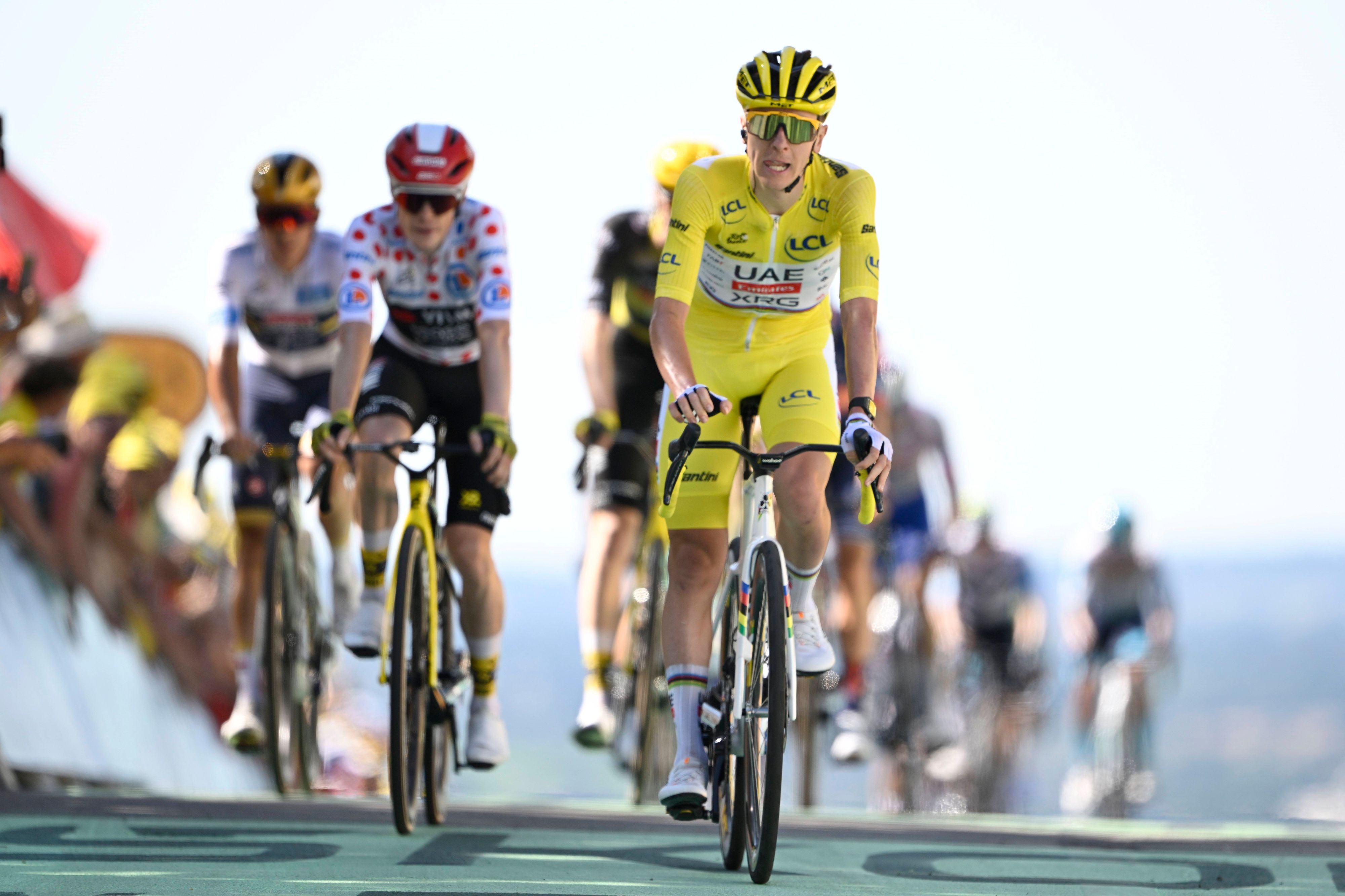 Tadej Pogacar verliert das gelbe Trikot.