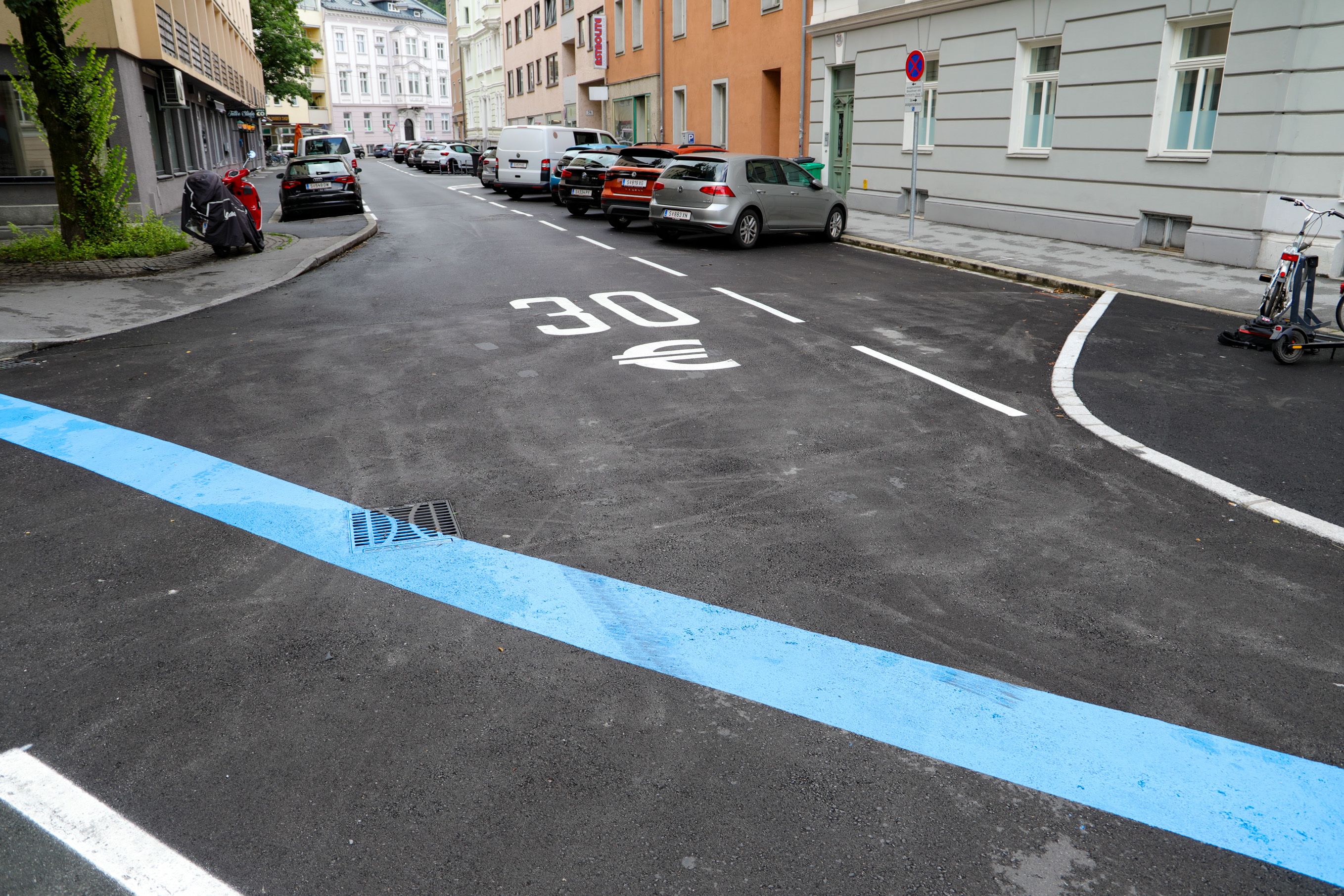 Kurios: 30-€-Markierung auf Gabelsbergerstraße in Salzburg.