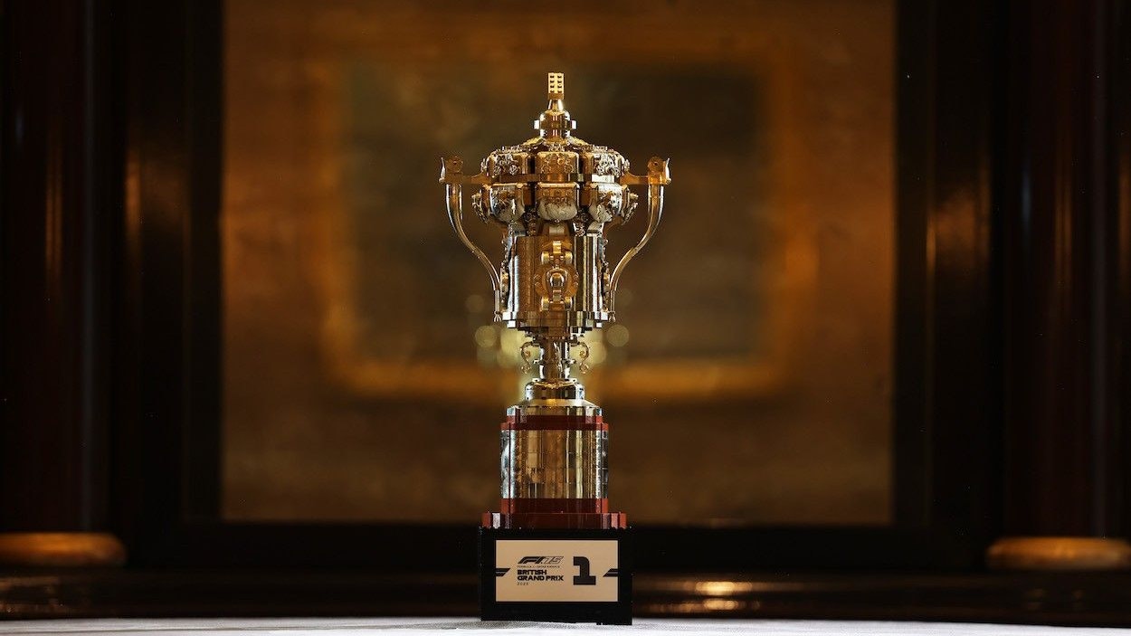 Fans, die an der LEGO F1 Family Watch Party in der Battersea Power Station teilnahmen, konnten dort ebenfalls eine Nachbildung der Siegertrophäe bewundern. 