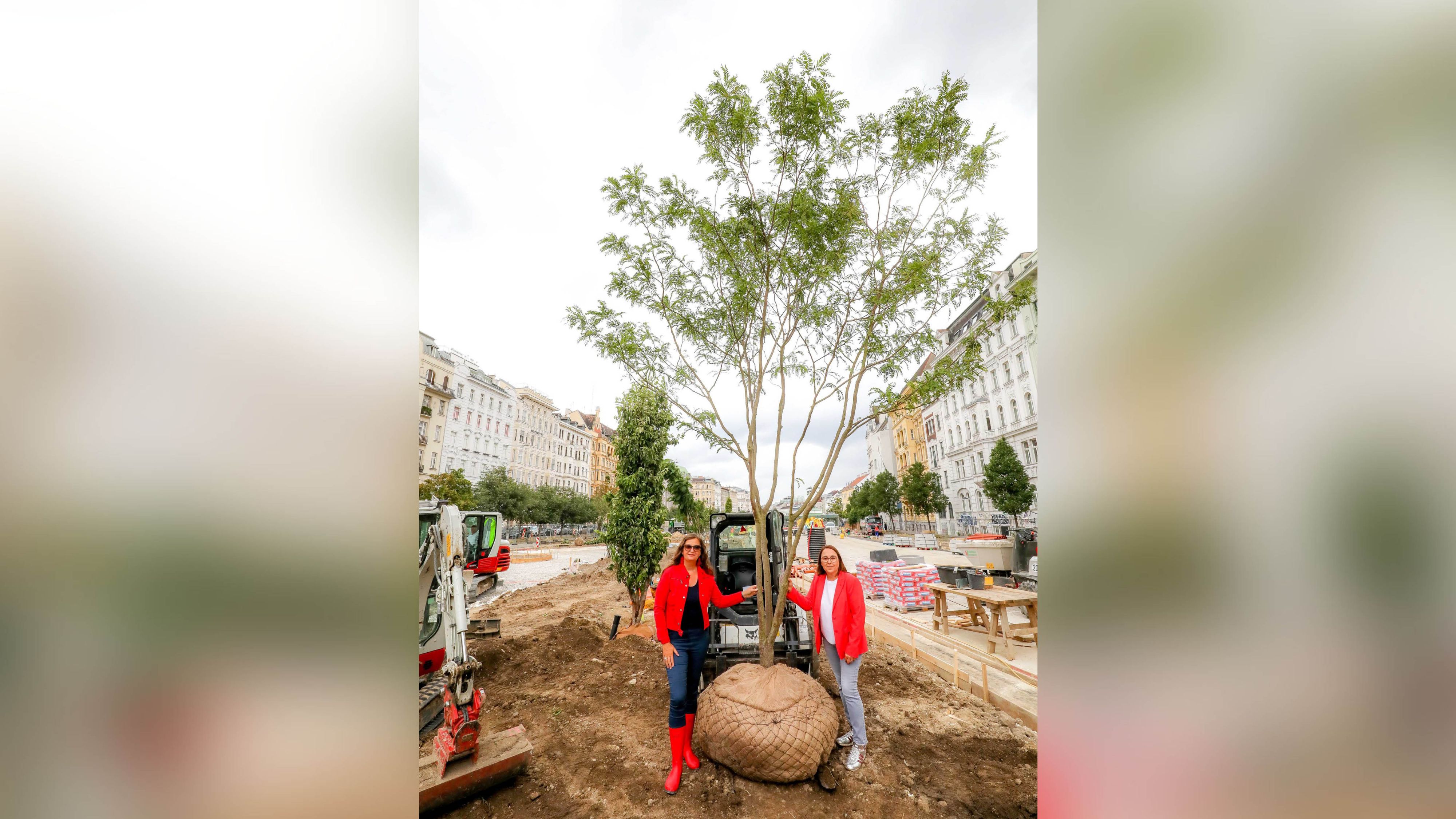 Planungsstadträtin Ulli Sima und Bezirksvorsteher-Stellvertreterin Julia Lessacher (v.l.) waren bei der ersten Pflanzung vor Ort.
