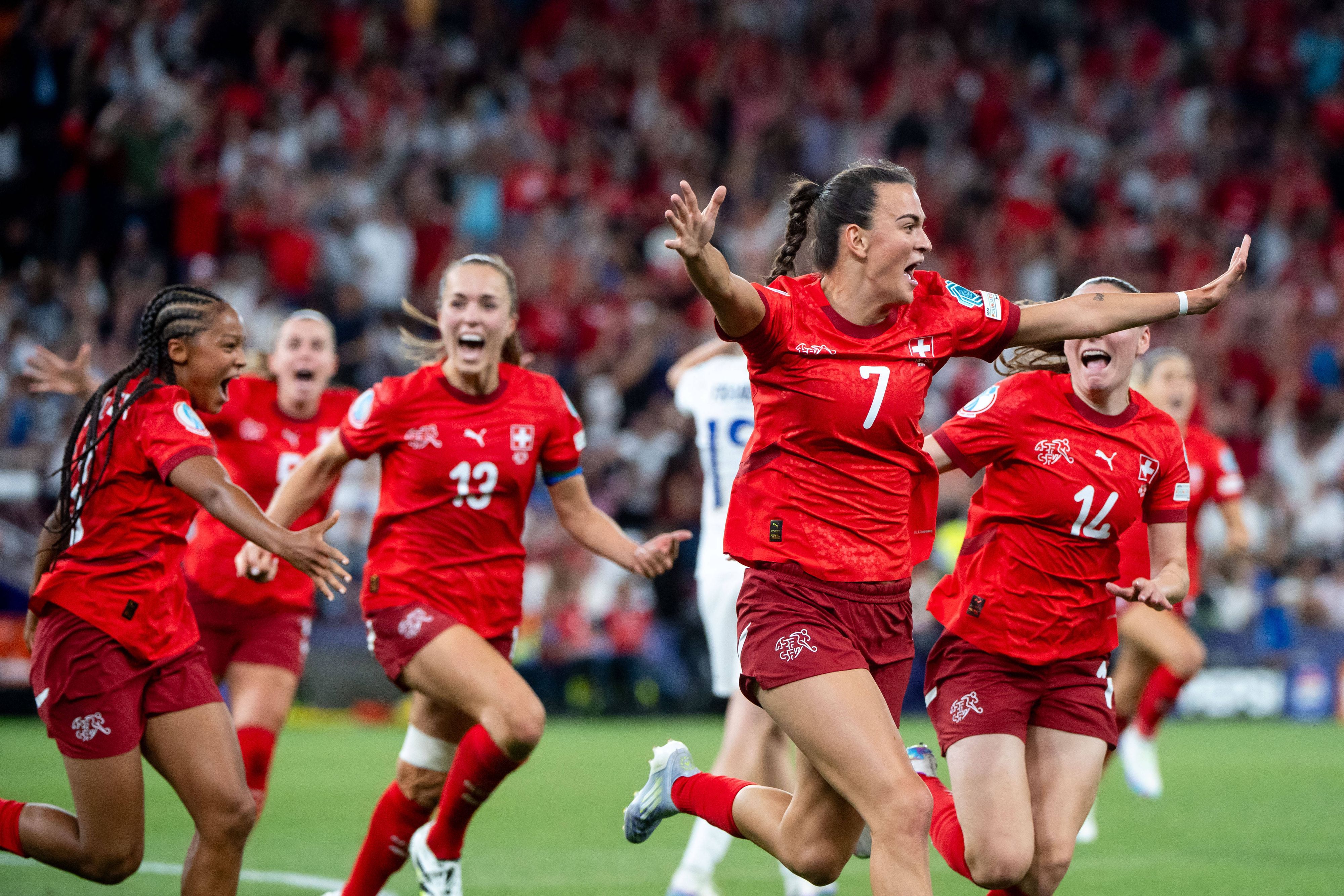 Xhemaili jubeltin Minute 93 über den Aufstieg.