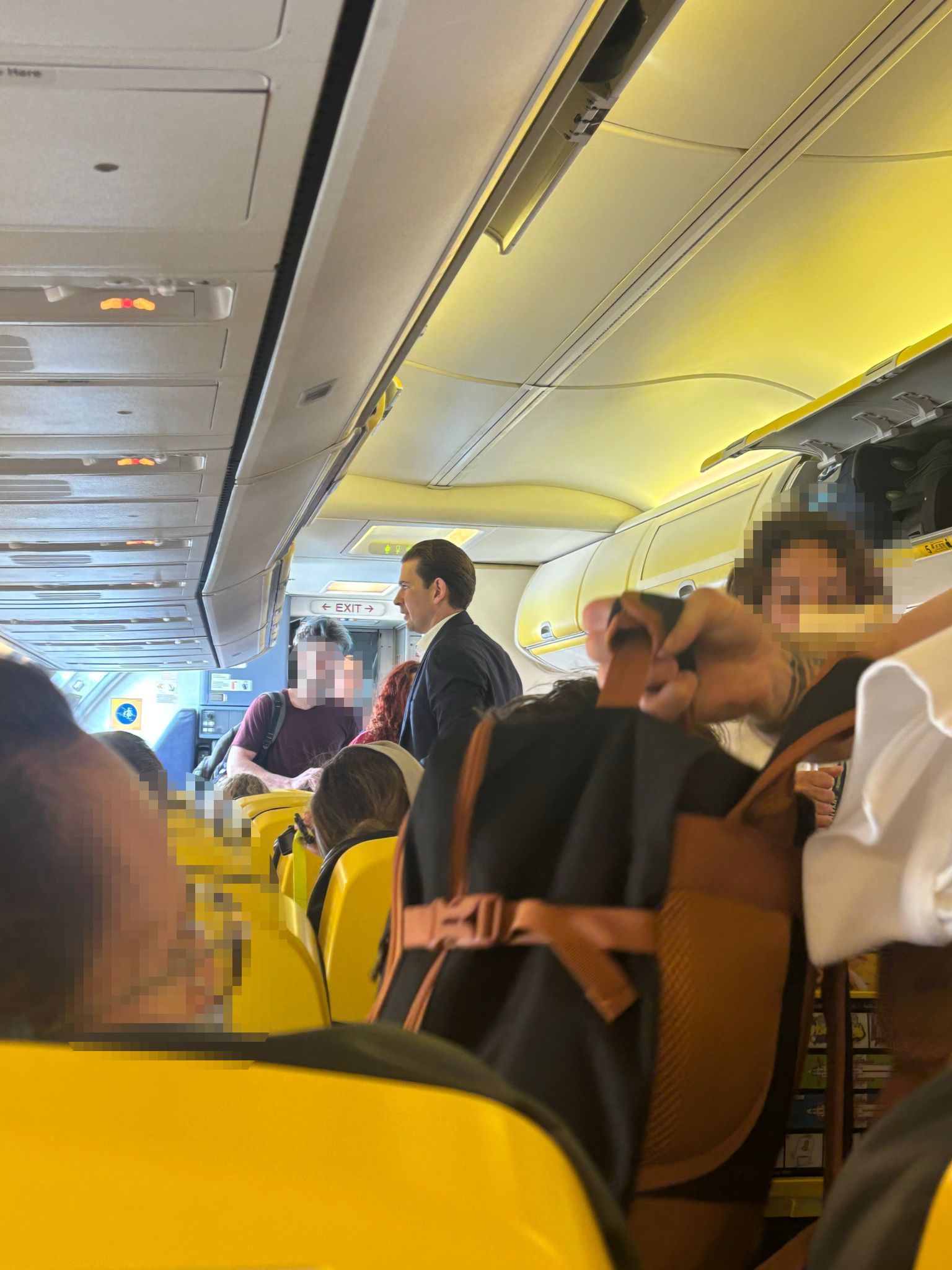 Bella Italia! Ex-Kanzler Sebastian Kurz in Billig-Jet entdeckt.