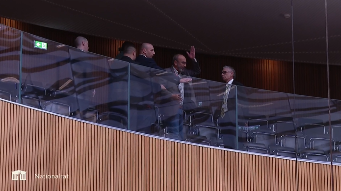 Ein Mann brüllte laut von der Galerie.