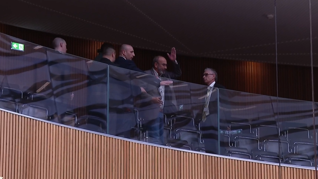 Ein Mann brüllte laut von der Galerie.