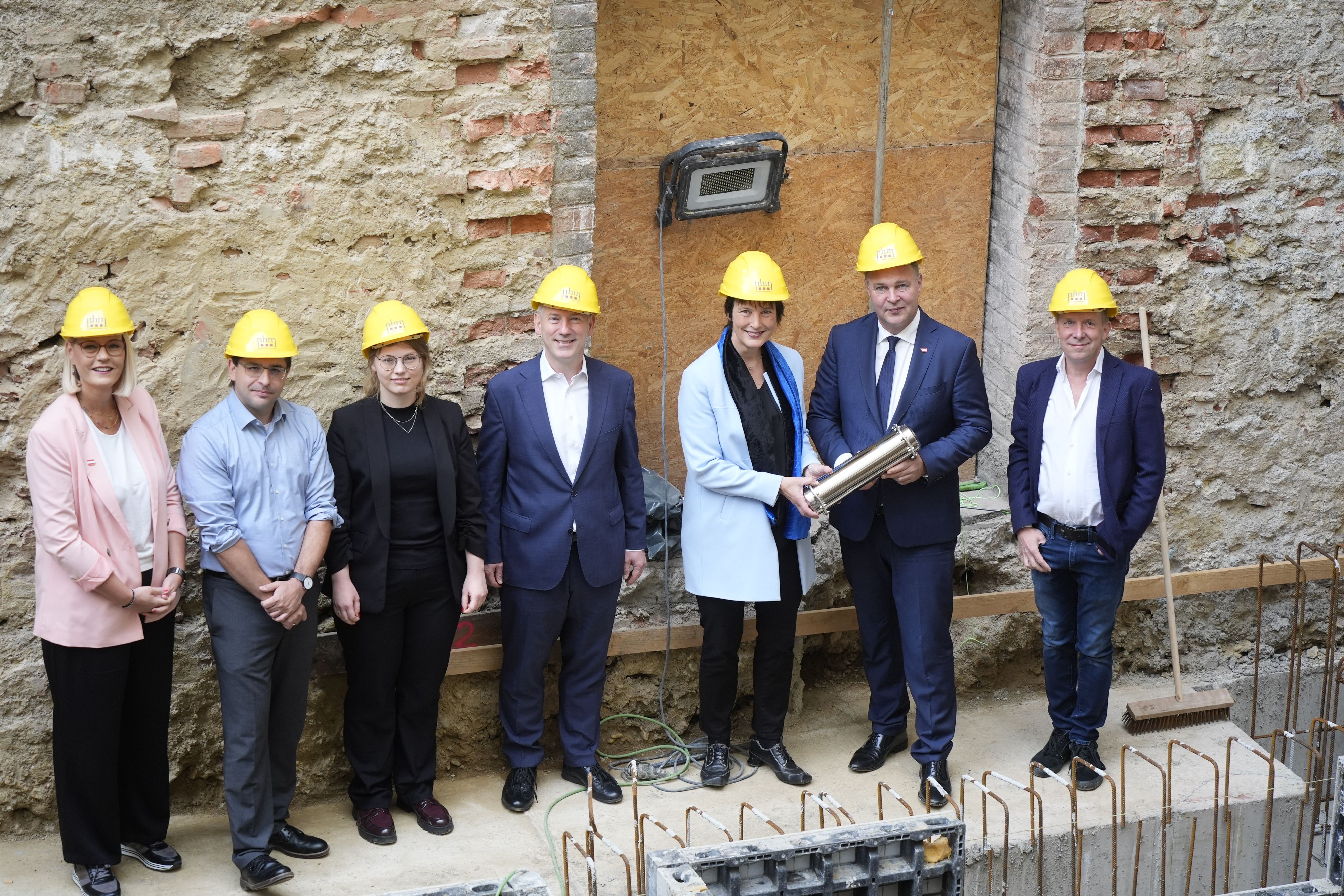 Unter den neuen, barrierefreien Liften wurde die Zeitkapsel vergraben.