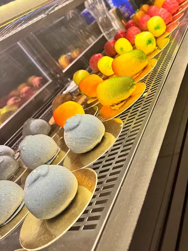 Grund dafür sind diese Desserts. Die Früchte sind mit einem Mousse gefüllt und mit Schokolade umhüllt