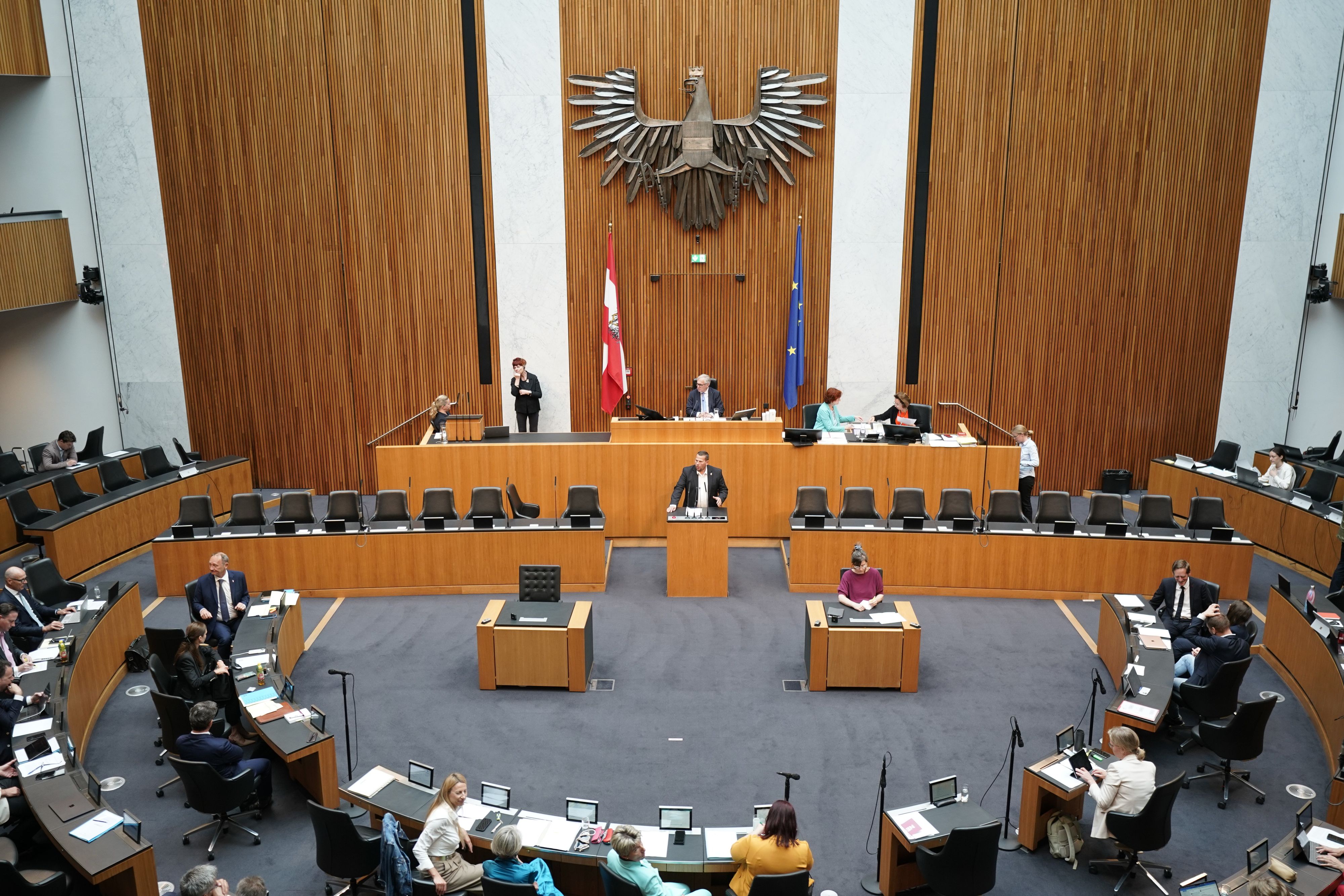 Die völlig verwaiste Regierungsbank.