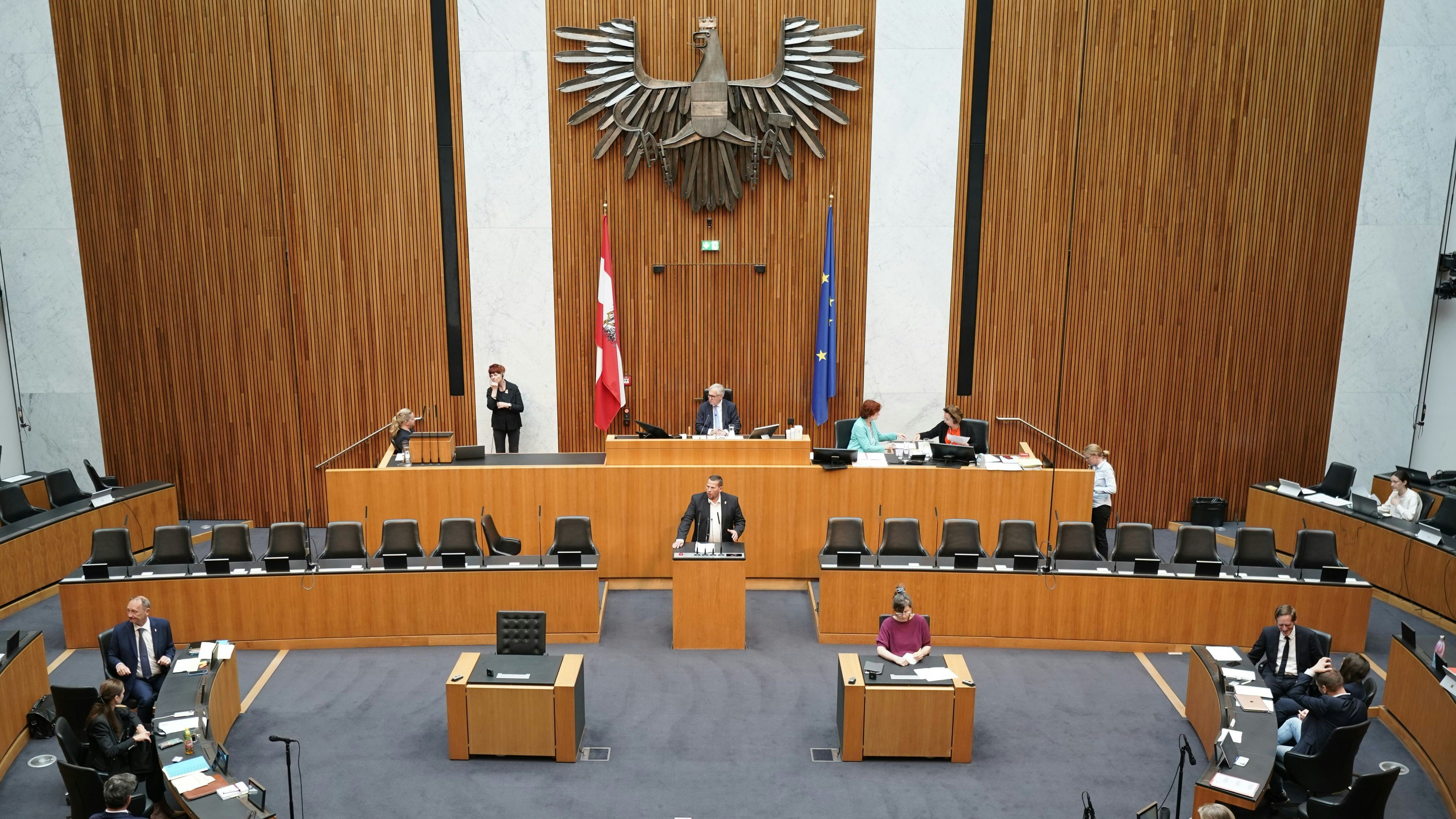 Die völlig verwaiste Regierungsbank.