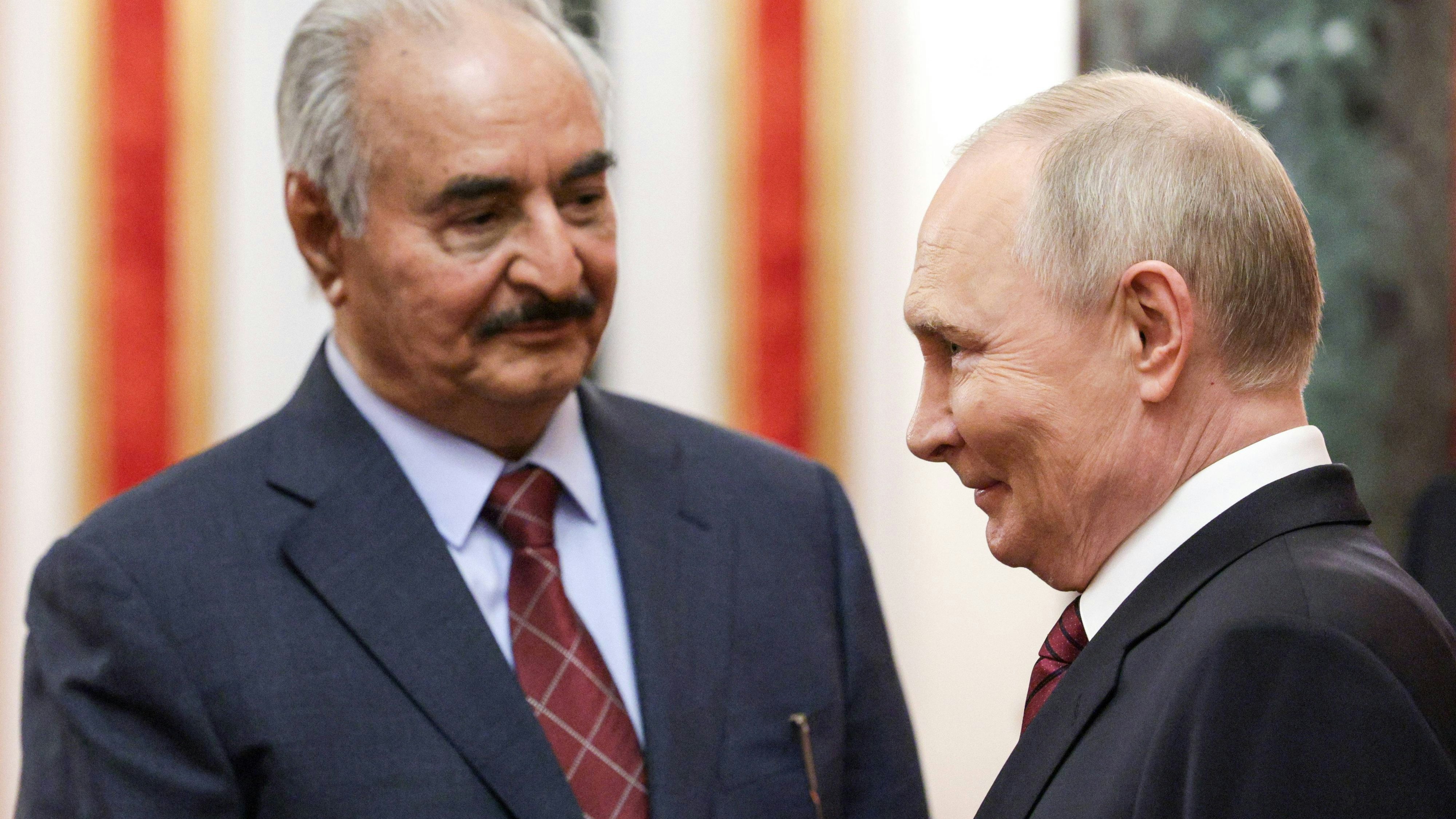 Der ost-libysche Machthaber Chalifa Haftar und Wladimir Putin pflegen schon seit Jahren ein enges Verhältnis. Sie gelten als Vertraute.