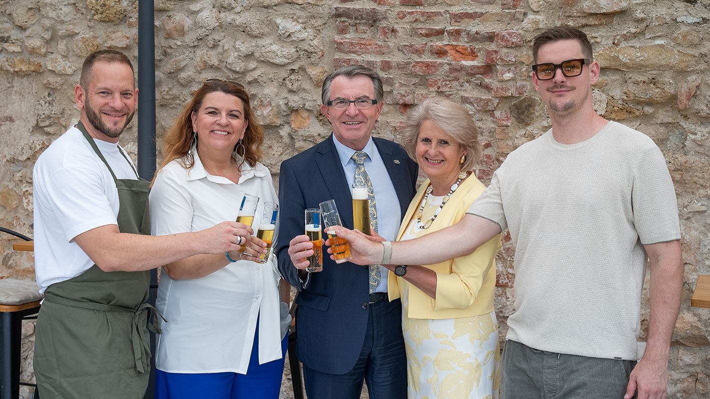 v.l.n.r.: Daniel Alcantara Garcia, Gemeinderätin Barbara Dunst, Kulturstadtrat Franz Piribauer mit Ehefrau Rosi und William Merl.