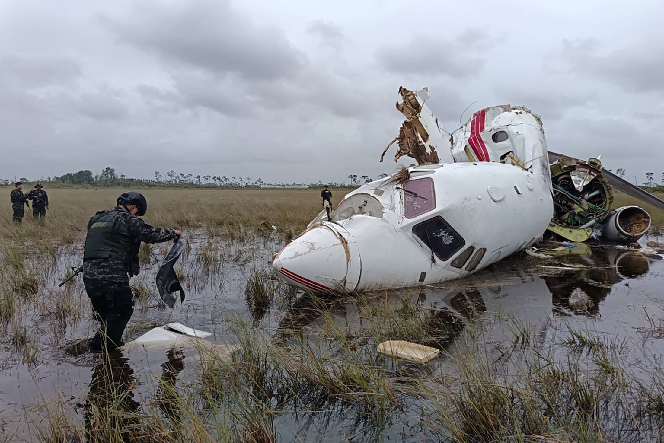 Der abgestürzte Jet wurde in einem Sumpfgebiet entdeckt. Von Crew und Passagieren fehlt jede Spur.