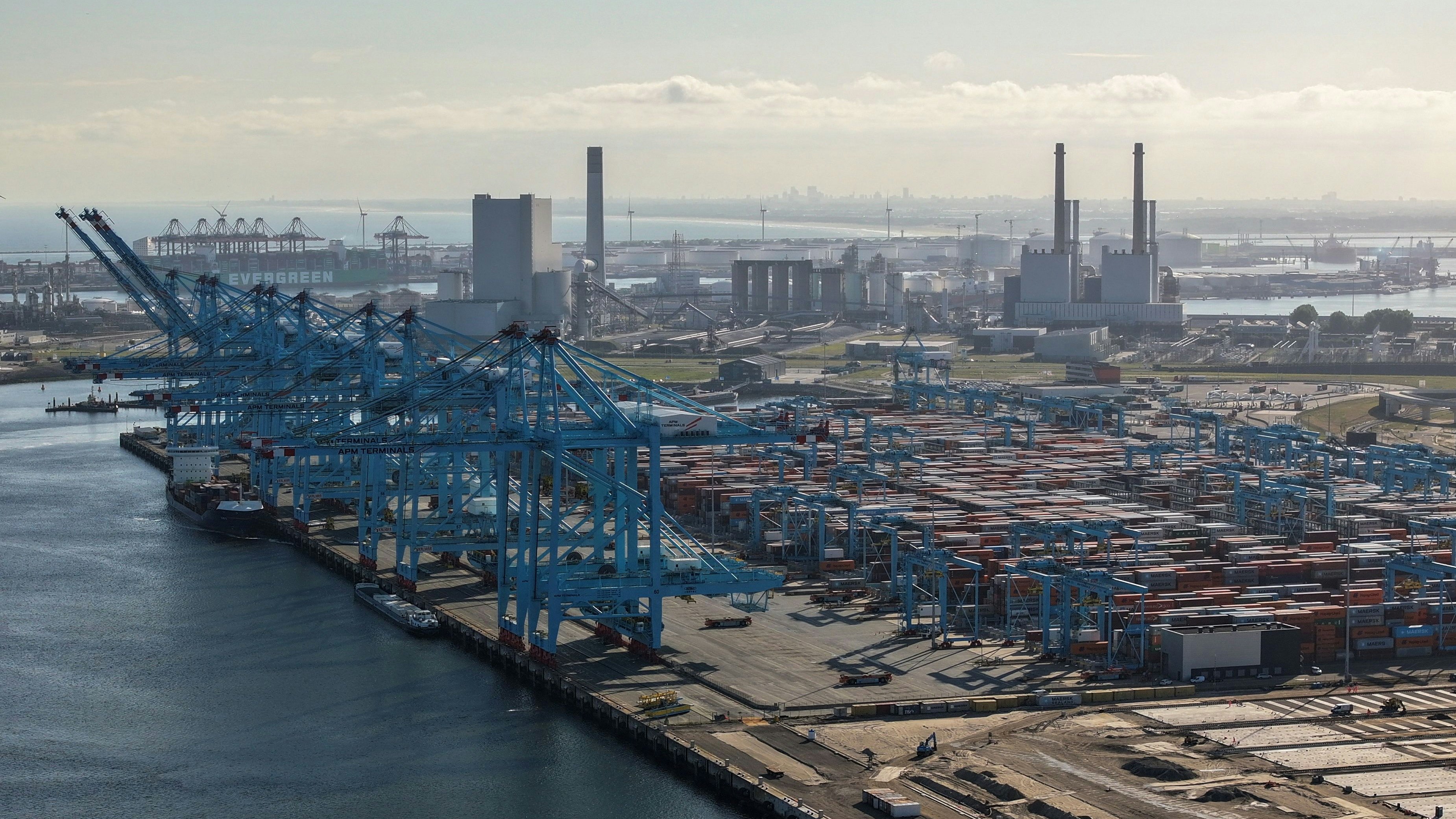 Heute.at - Größter Hafen Europas bereitet sich auf Krieg vor