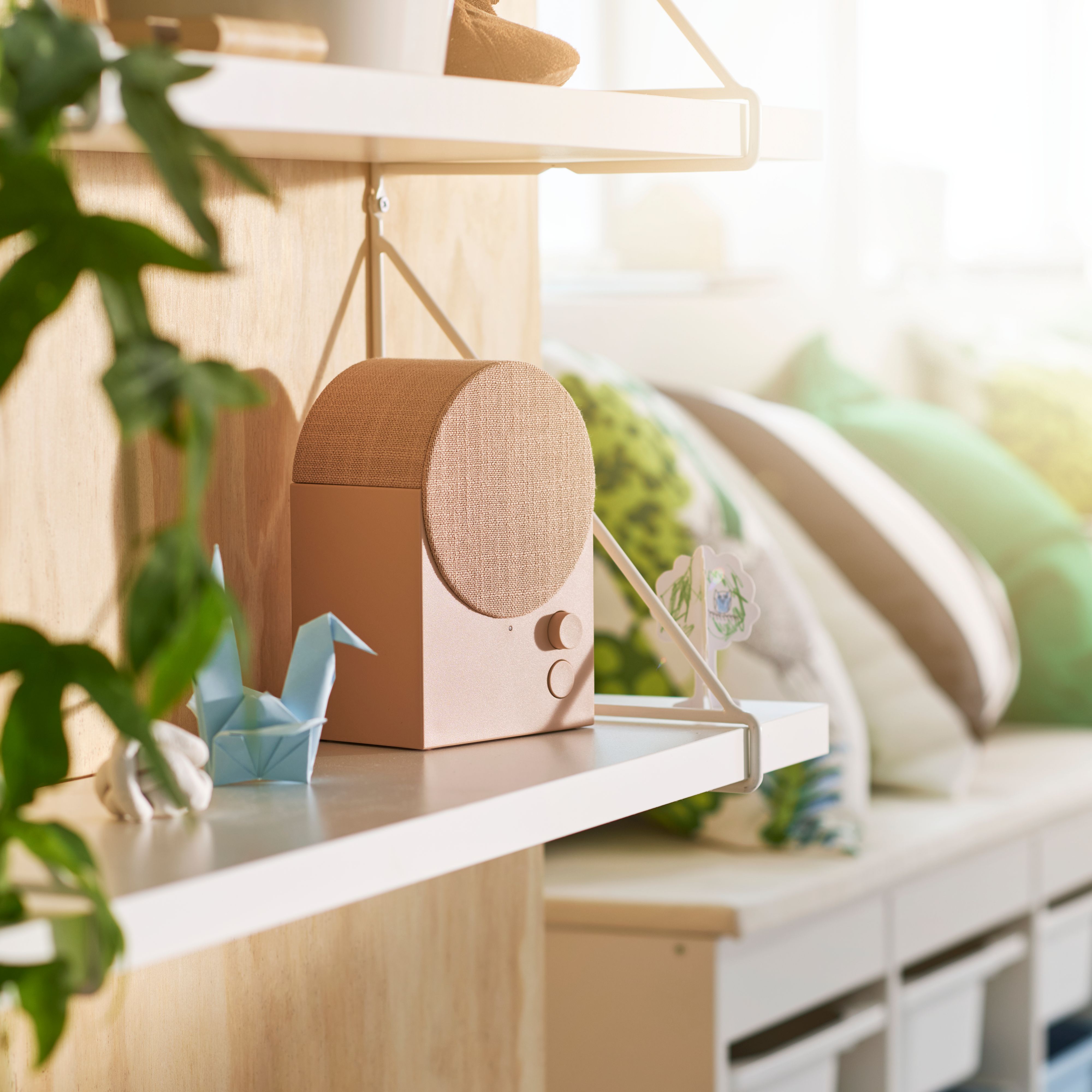 Der smarte Nattbad Bluetooth-Lautsprecher ist bereits jetzt in Gelb, Pink oder Schwarz erhältlich.