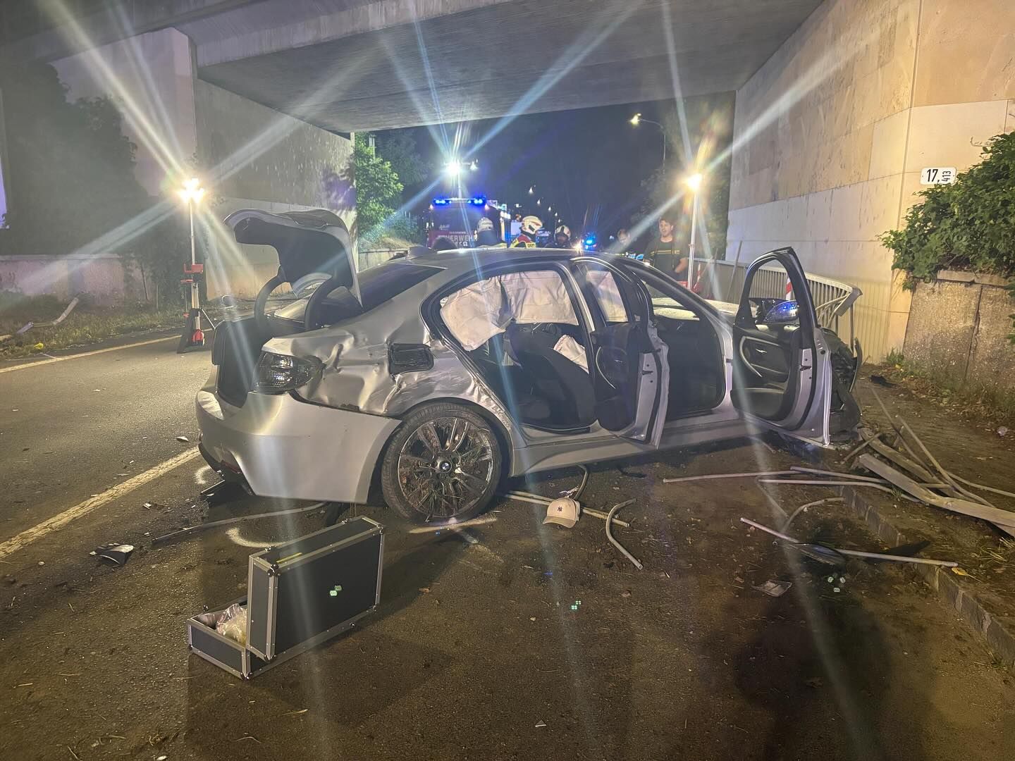 Drei Personen wurden bei dem Unfall verletzt.