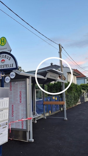 Neue Busstation in Donaustadt sorgt für Verwirrung: Falsches "Reumannplatz"-Schild bringt Wiener zum Schmunzeln. Wiener Linien klären auf.