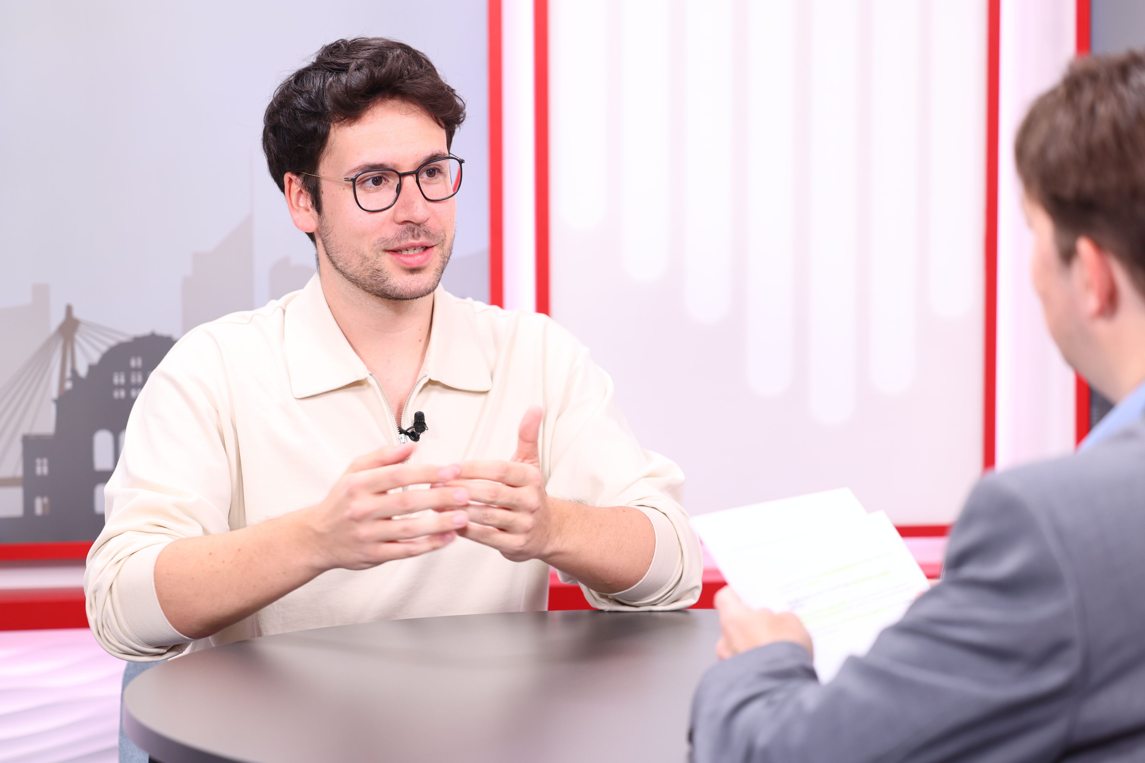 Bezirksvorsteher Michael Luxenberger startet eine Offensive mit mehr Sozialarbeit.