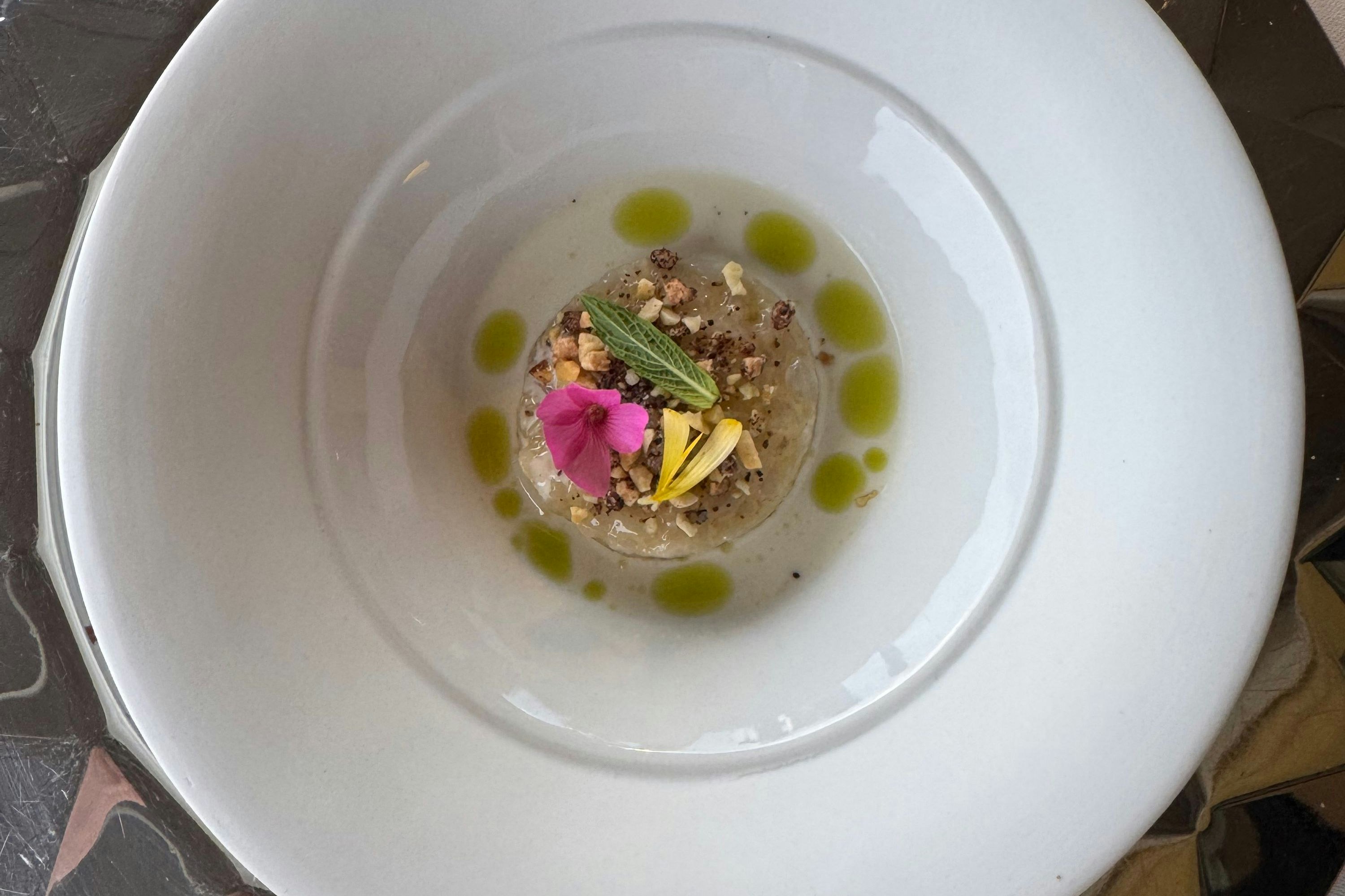 Gamberi-Tartare in Mandelmilch-Krokant