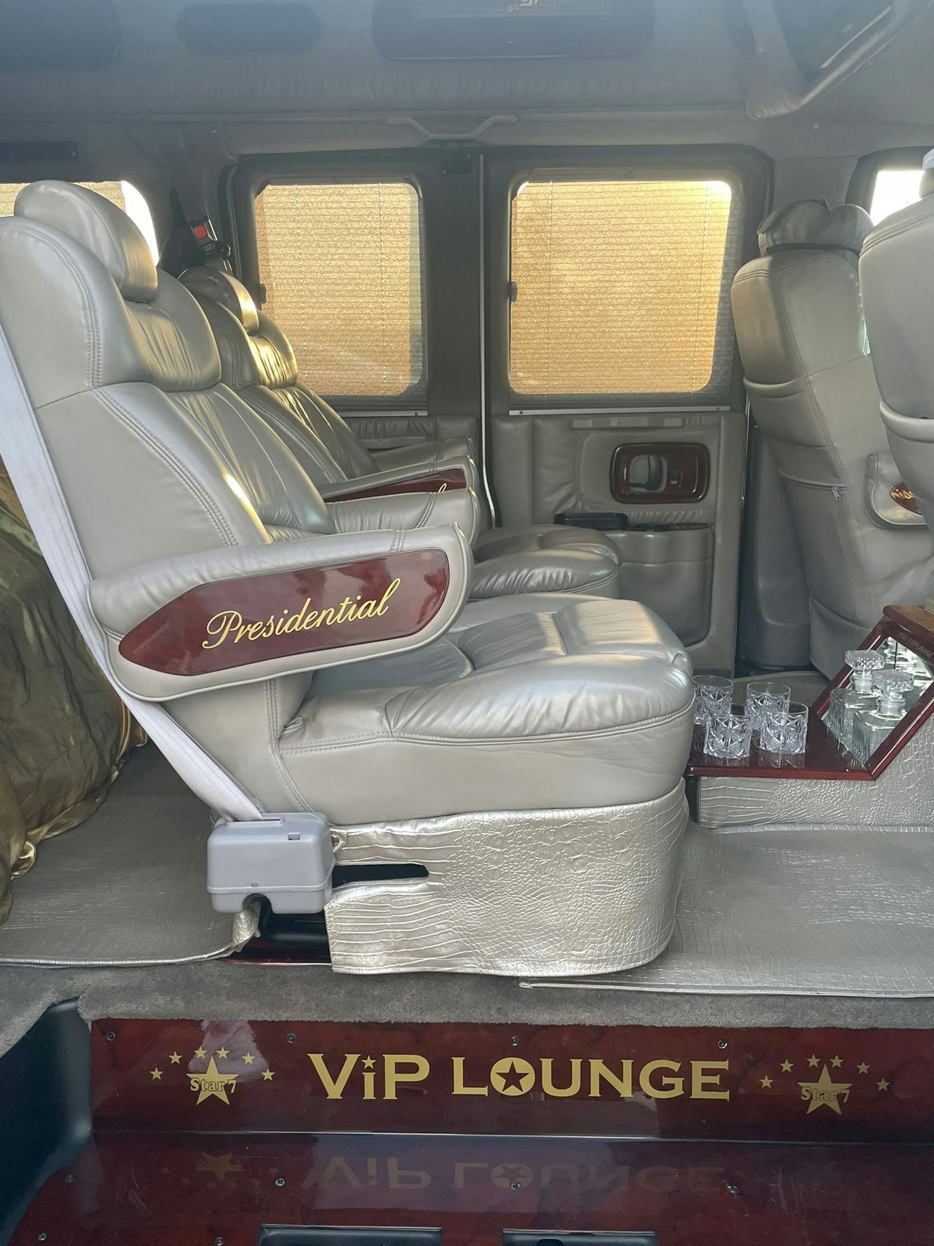 Die Limo war zwar kleiner, doch sie reichte völlig aus. 