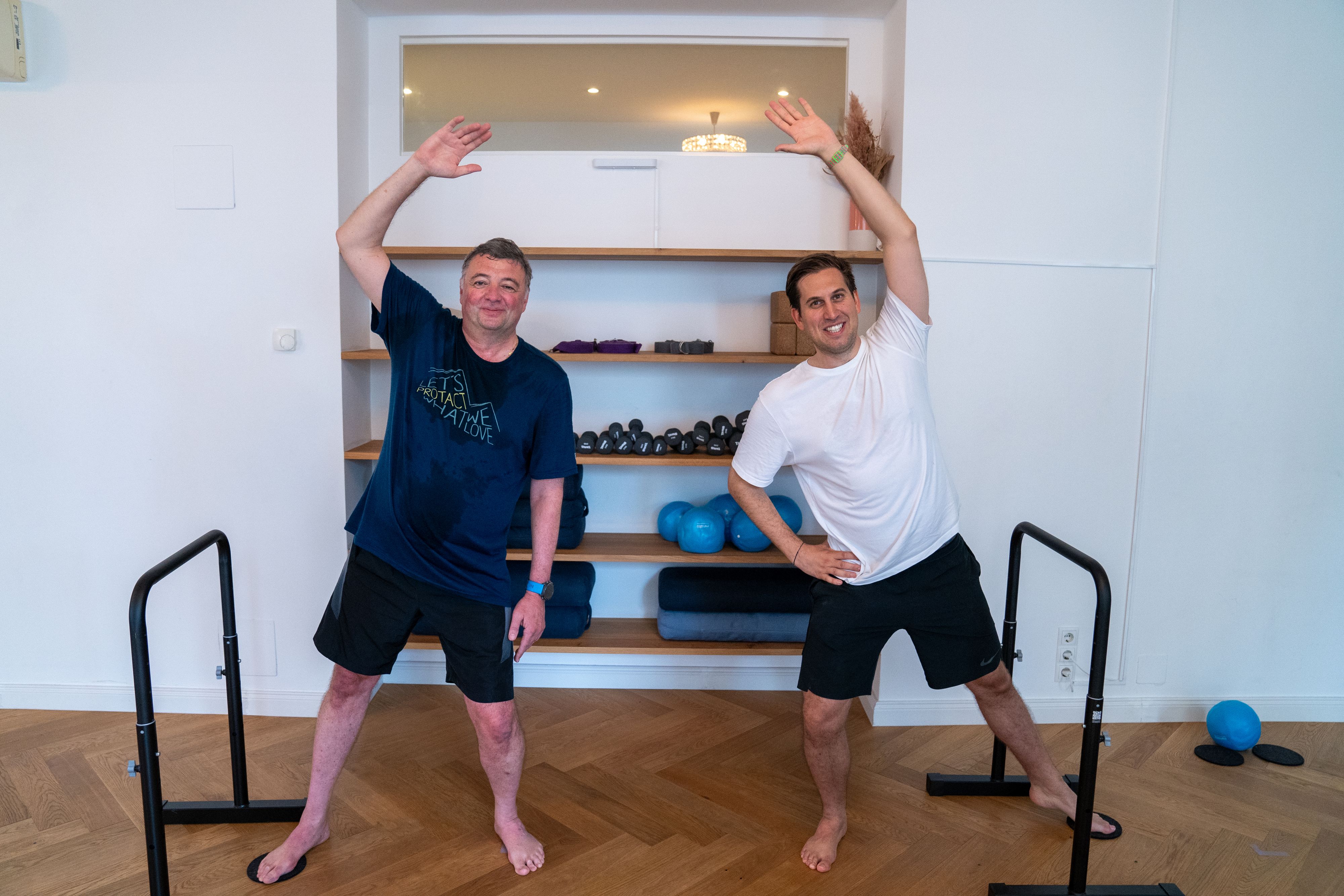 Barre statt Bar: Jörg Leichtfried (SPÖ)&nbsp; und Alexander Pröll (ÖVP) geben beim Workout alles.