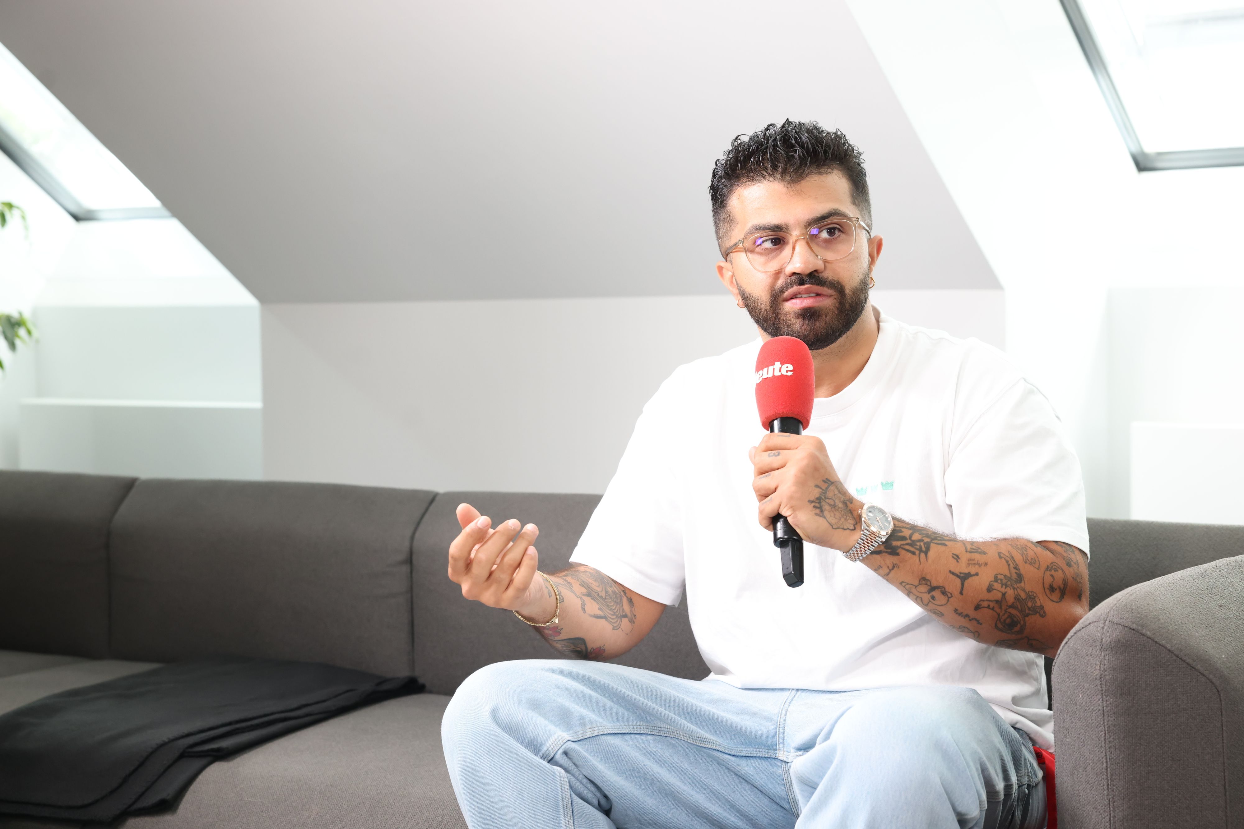 Stand-Up-Comedian Aladdin Jameel setzt auf Crowd Working. Dabei interagiert er fast ausschließlich mit seinem Publikum und gestaltet seine Show rund um diese Gespräche.