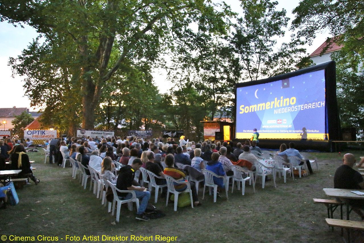 Mit Blick auf das altehrwürdige Wasserschloss: Das Sommerkino Kottingbrunn startet am 18. Juli.