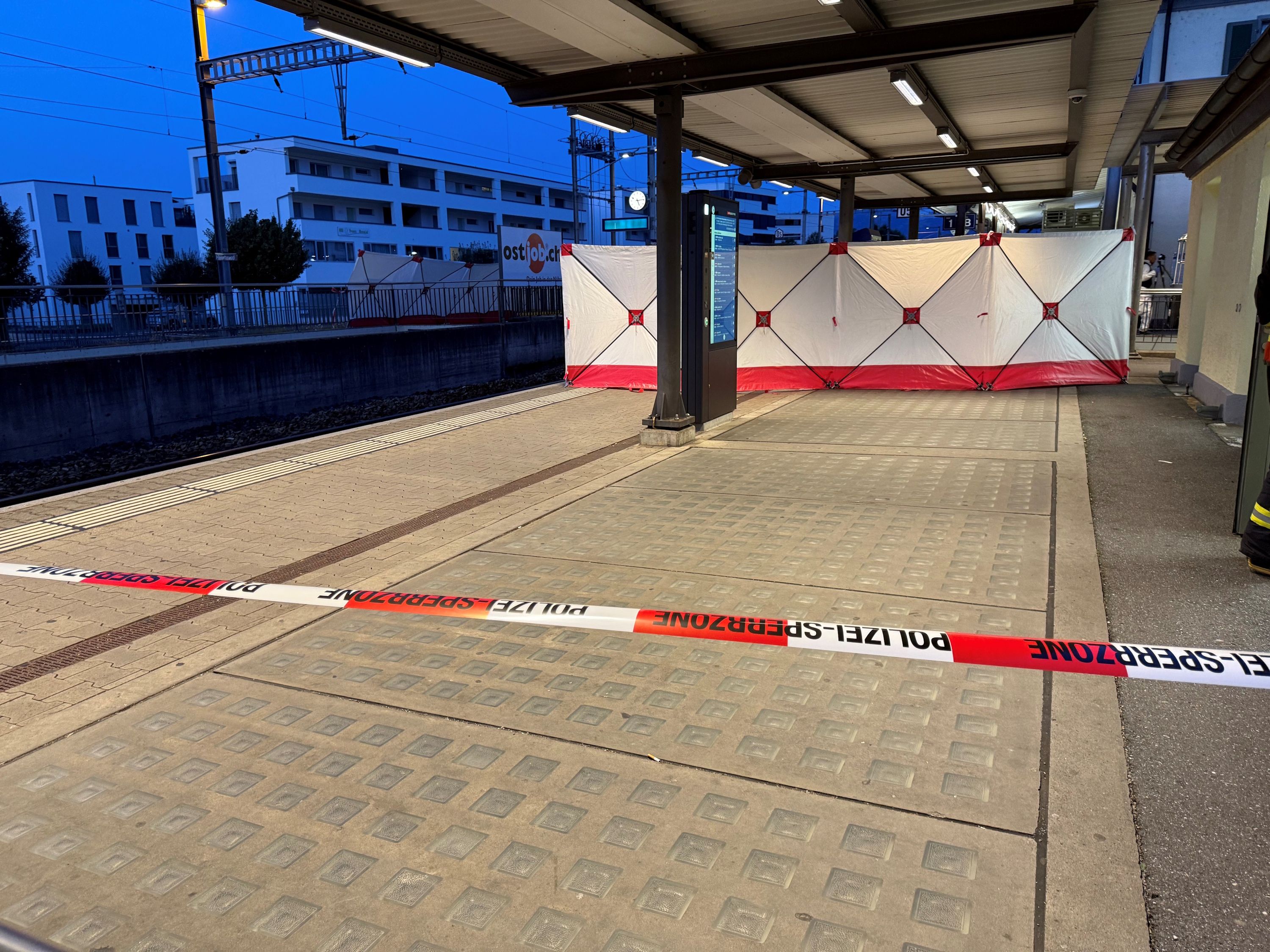 Der Tatort direkt am Bahnsteig. 
