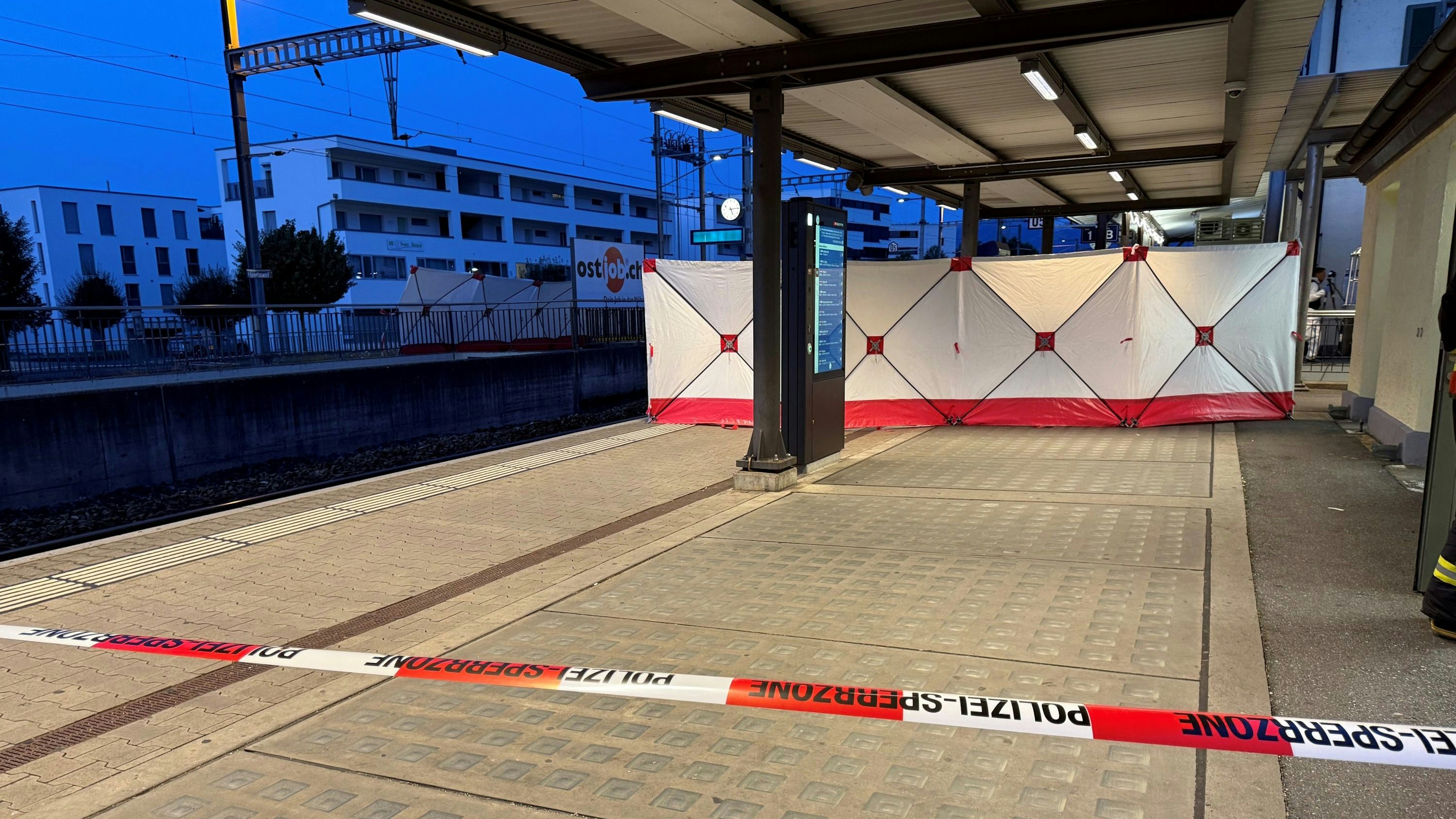 Heute.at - Asylbewerber (17) am Bahnhof getötet – Täter flüchtig