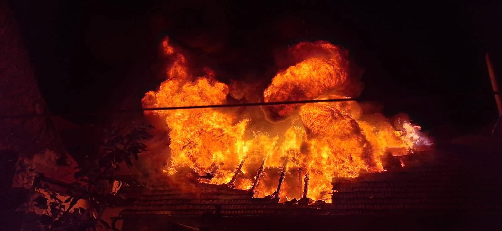 Beim Eintreffen der Feuerwehrkräfte stand das Gebäude bereits unter Vollbrand