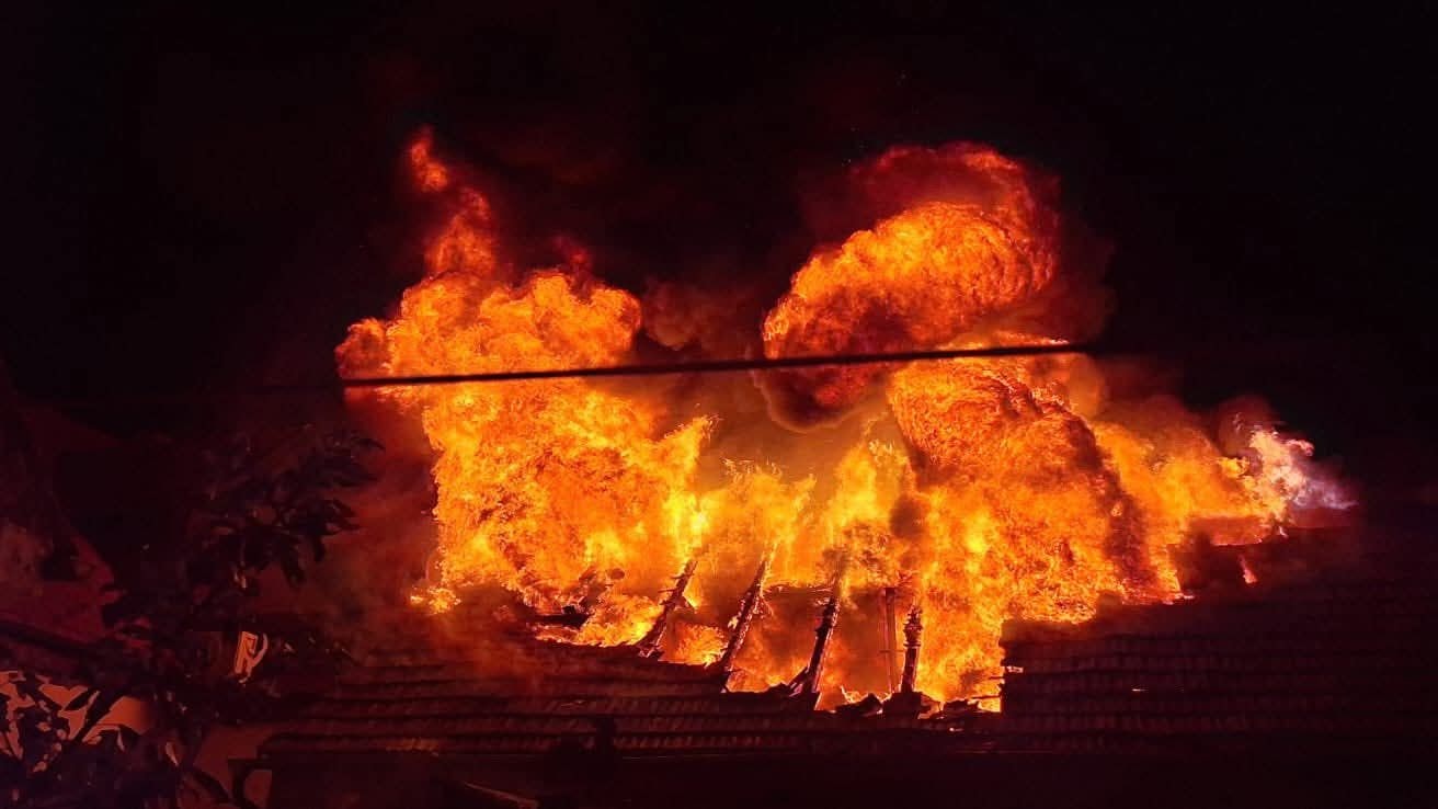 Heute.at - Feueralarm in Gerasdorf! Gebäudebrand löst Einsatz aus