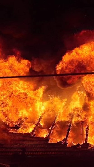 Gebäudebrand in Gerasdorf: Feuerwehr kämpft gegen gewaltige Rauchwolken. Schwierige Löscharbeiten in der Nacht erfolgreich beendet.