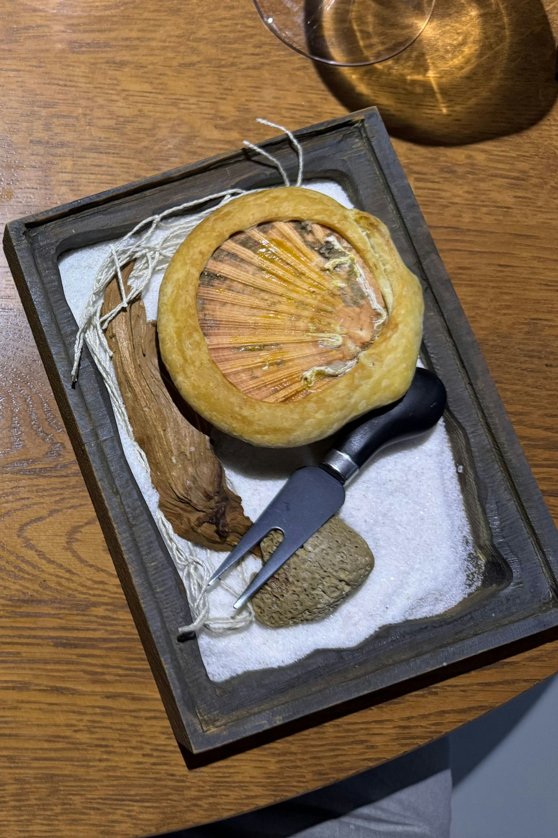 Seafood "Raw" à la COB in Portorož: Die im Brotteig gebackene Jakobsmuschel wird selbst geöffnet. Hinterher säubert man seine Finger mit einem kräutergetränkten Naturschwamm