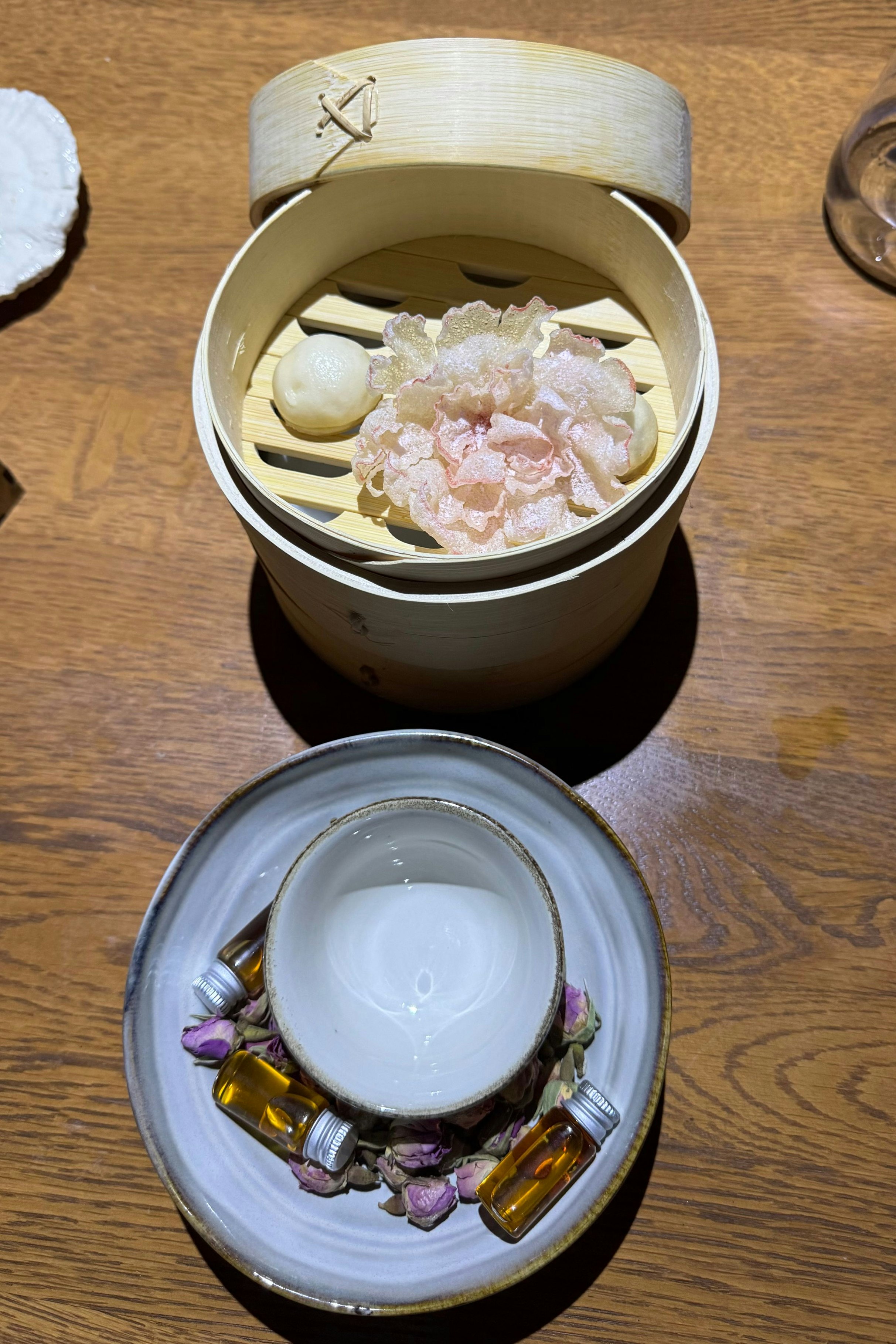 Dim Sum in drei verschiedenen Saucen - Cottage Käse, Rum-Rosinen und Rosenwasser