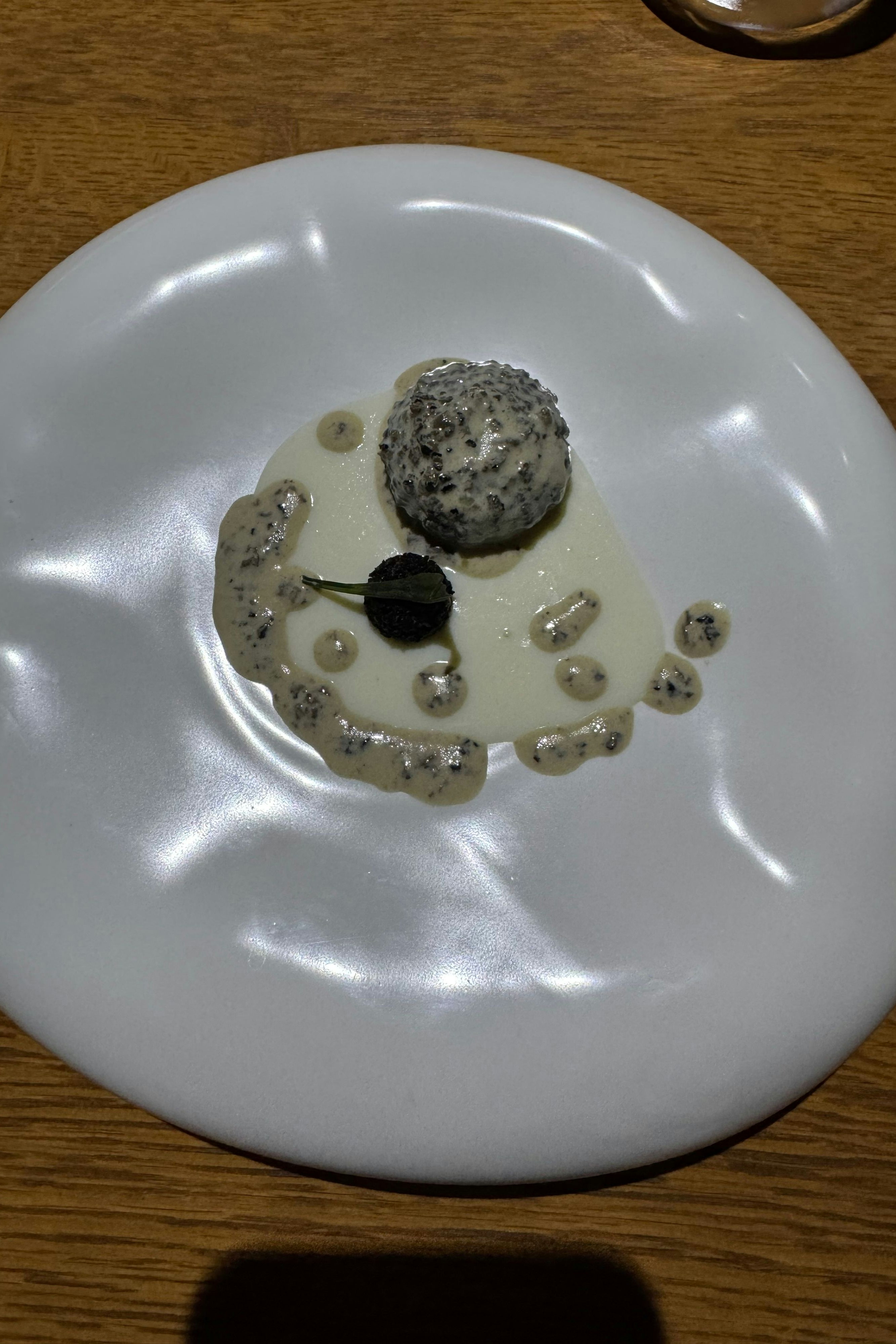 Pasta-Kugel mit Trüffel, Olivenöl und Ziegenmilch