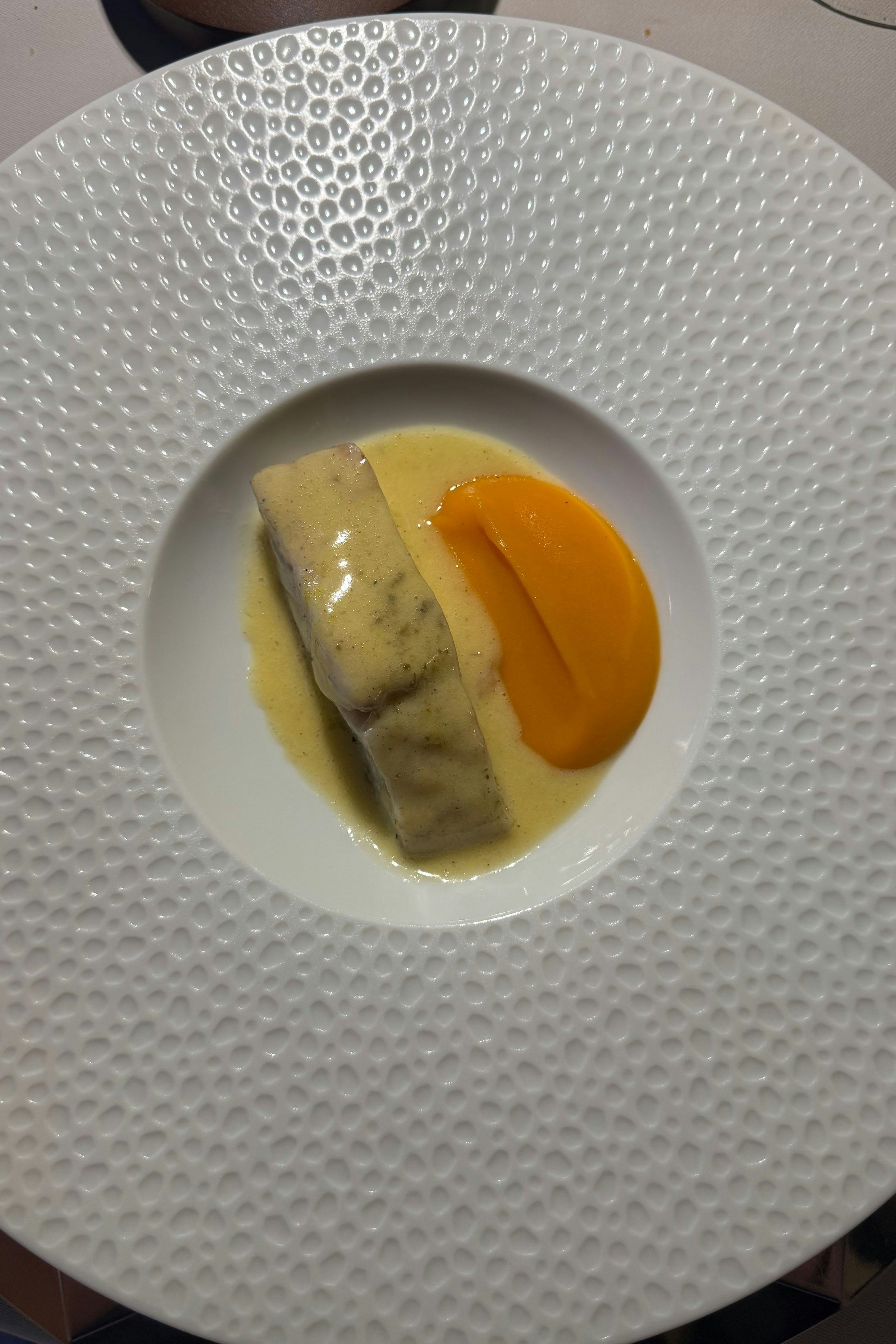 Umbrina mit Süßkartoffel-Püree, Salbei, Zwiebelsauce
