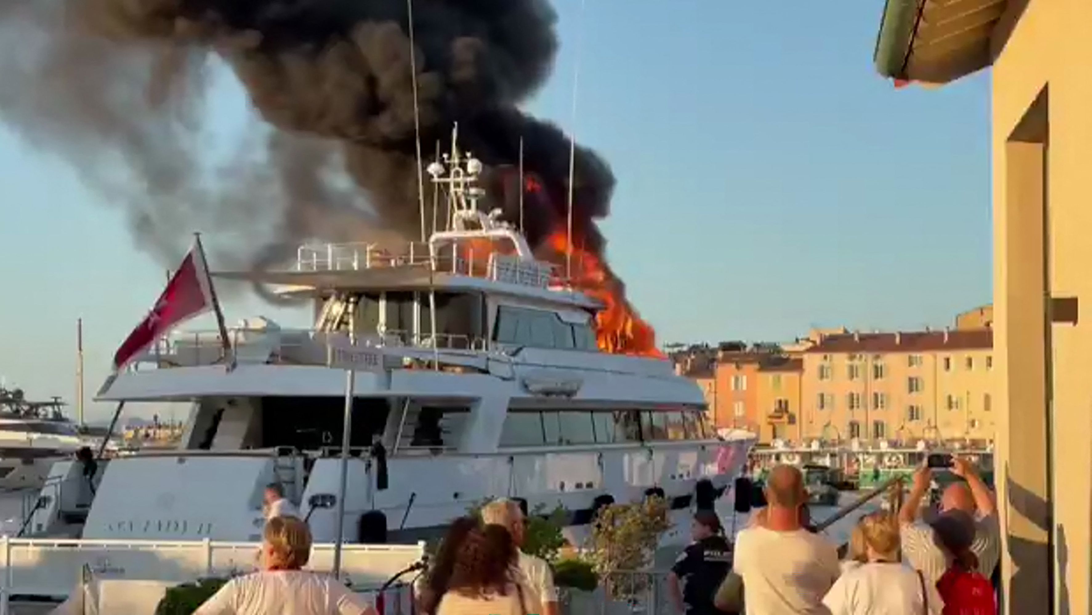 Am Freitag stand das Schiff immer noch in Flammen.