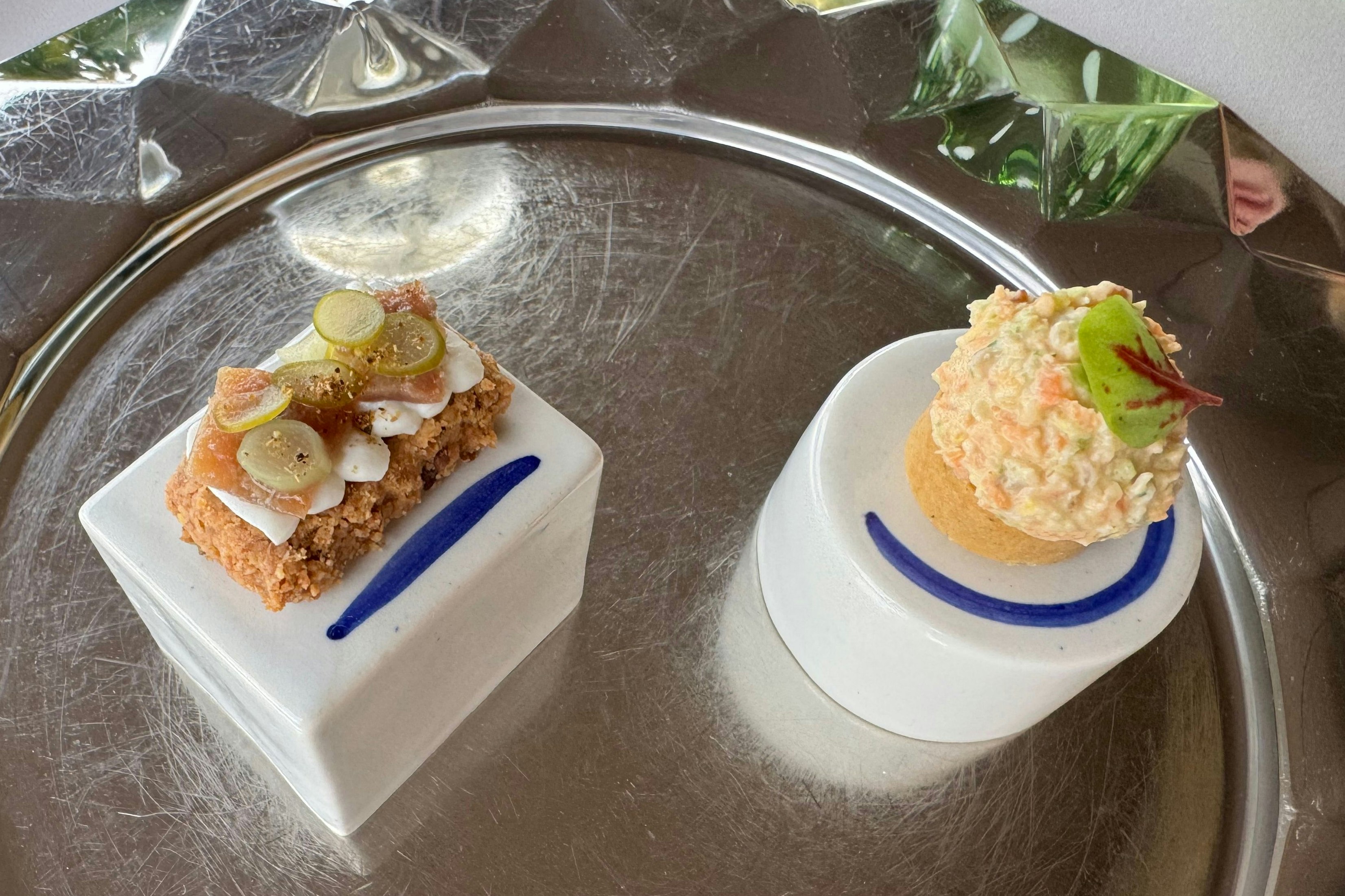 Tartelettes mit selbstgemachten Keksen und dann Kartoffeln mit Bacalao und Scampi na Buzaru mit Kurkuma