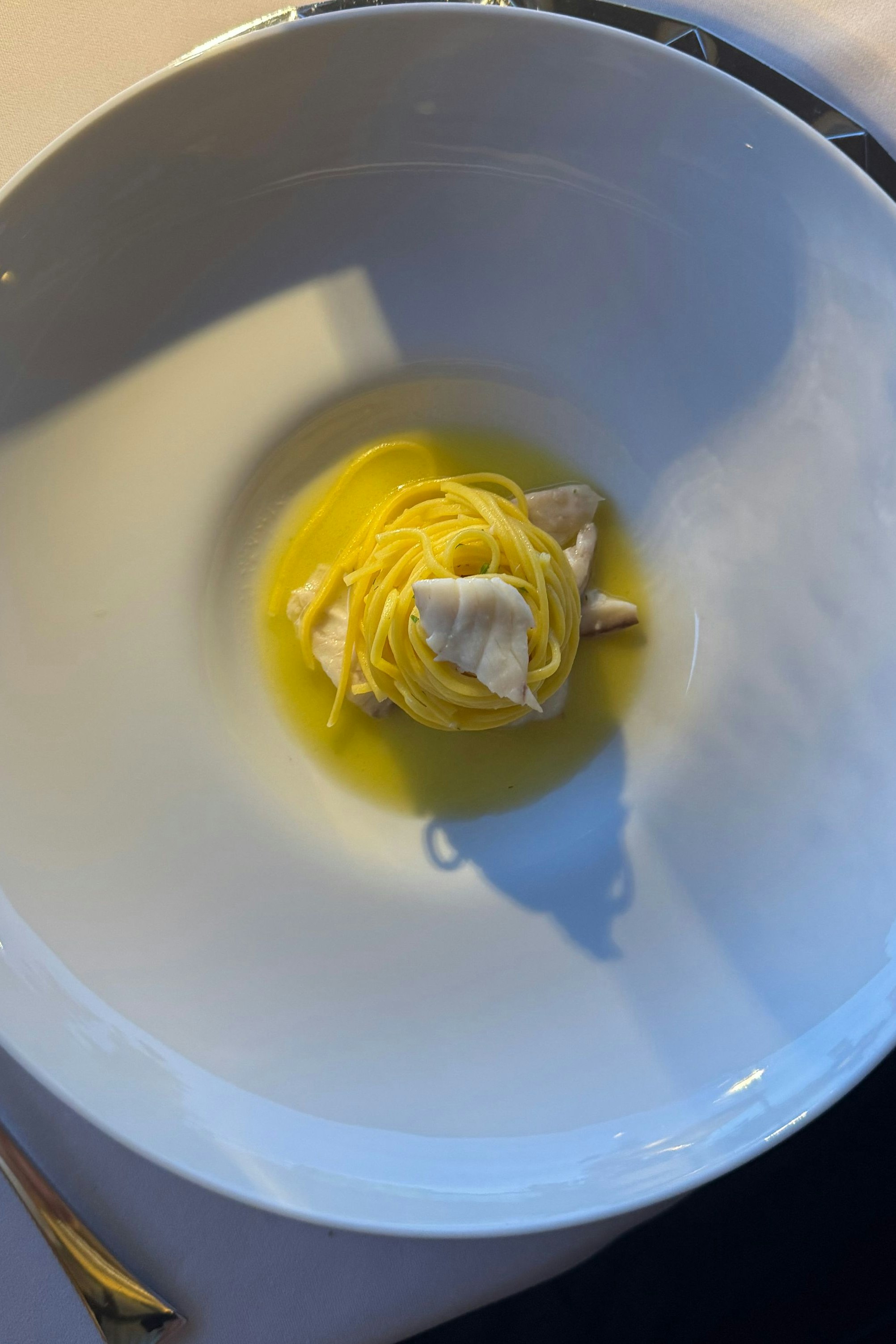 Nudeln, Tagliolini mit Aioli, Peperoncino und Seebarsch