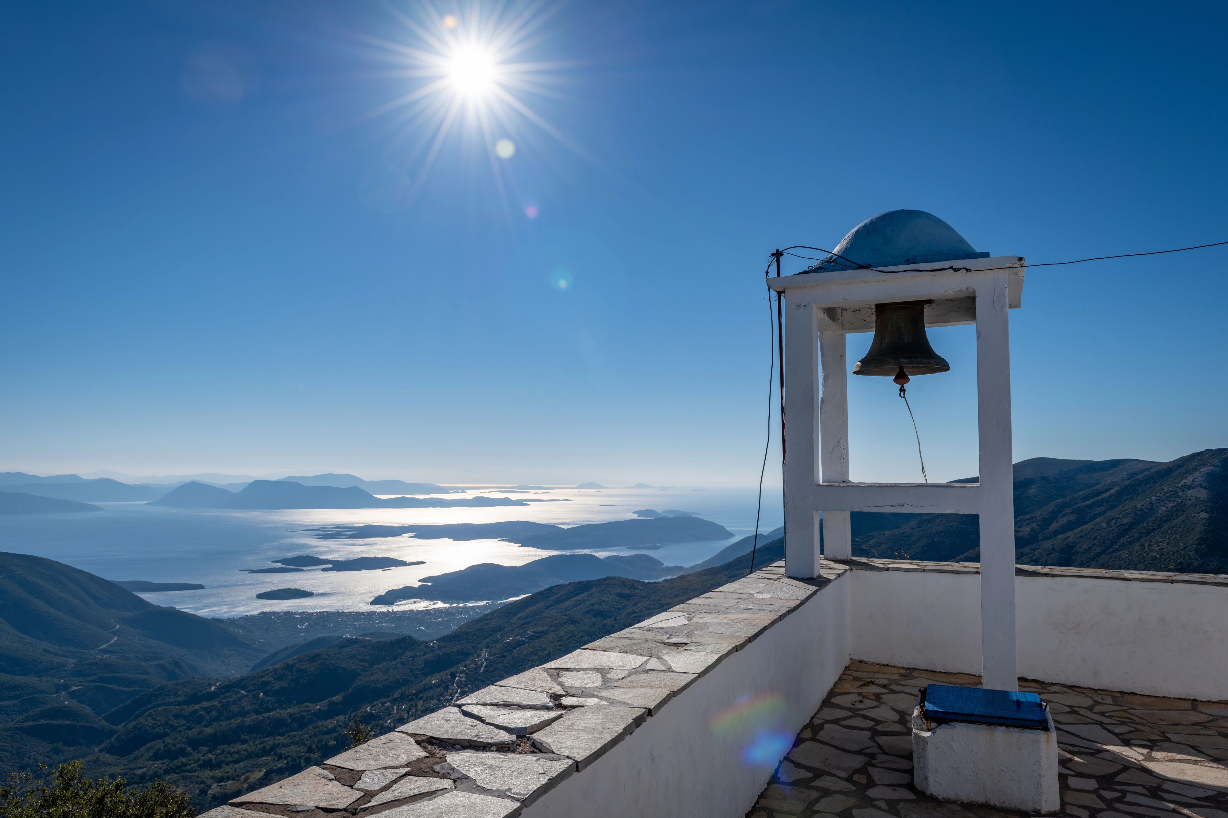 Eine 24-jährige Touristin aus Tschechien ist bei einem Heiratsantrag auf der griechischen Insel Lefkada plötzlich zusammengebrochen.