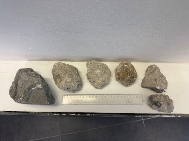 Vor dem Spital warf der 44-Jährige mit Steinen auf das Personal.