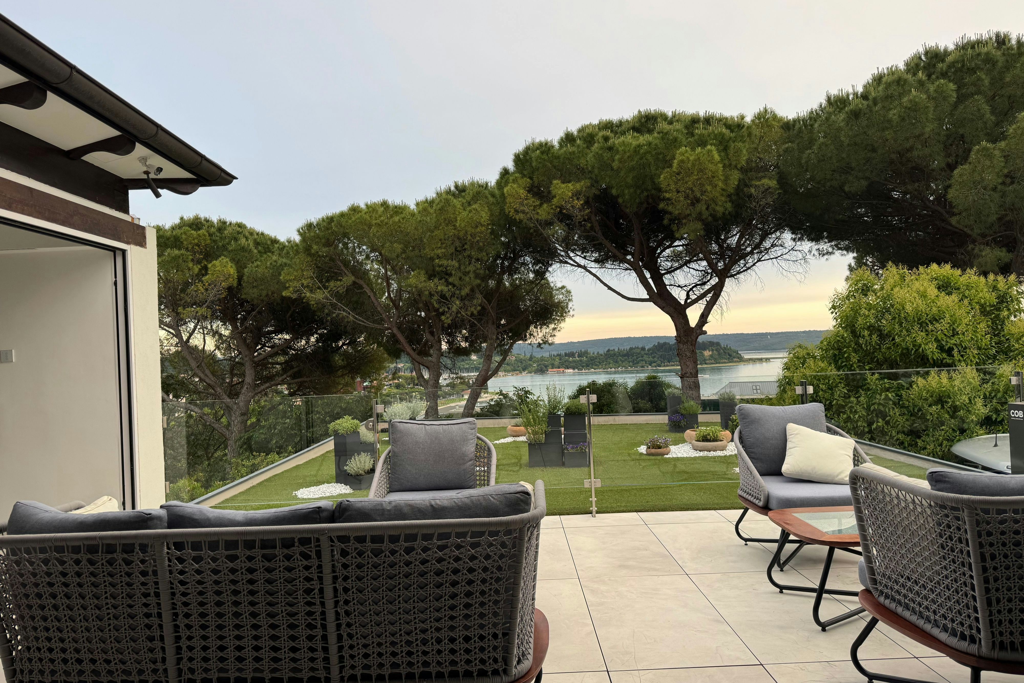Der Blick von der Terrasse geht über Portorož bis aufs Meer