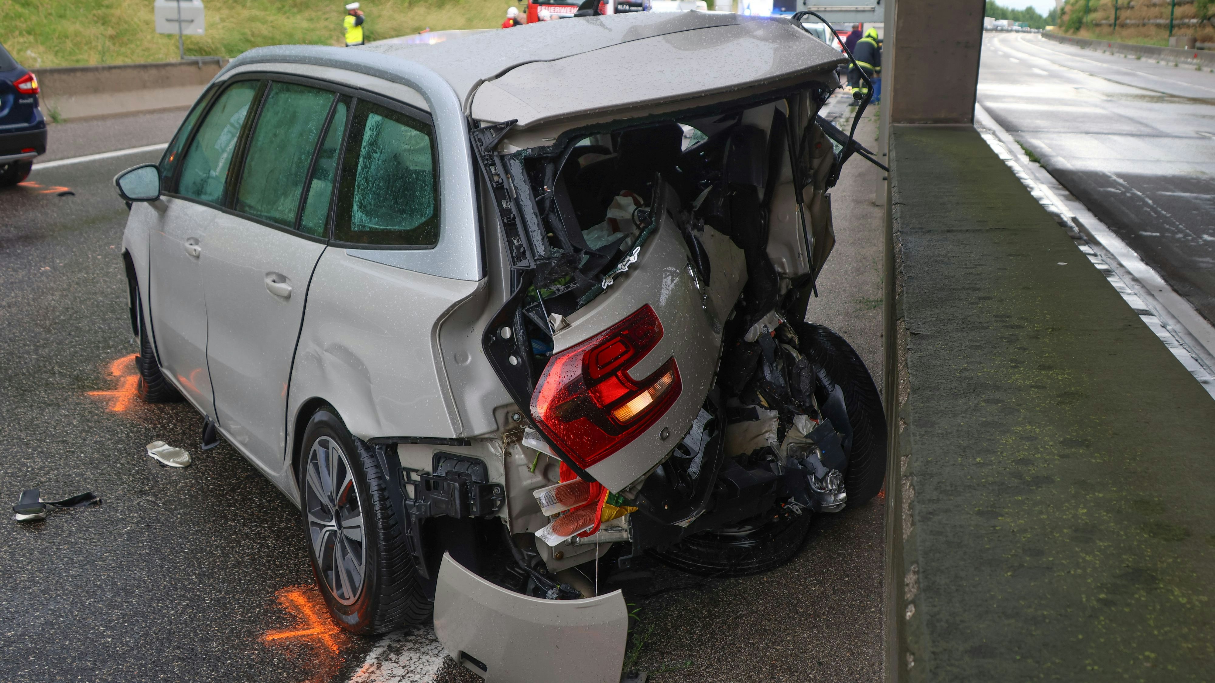 Einer der vier Pkw wurde bei dem Crash regelrecht zerdrückt.