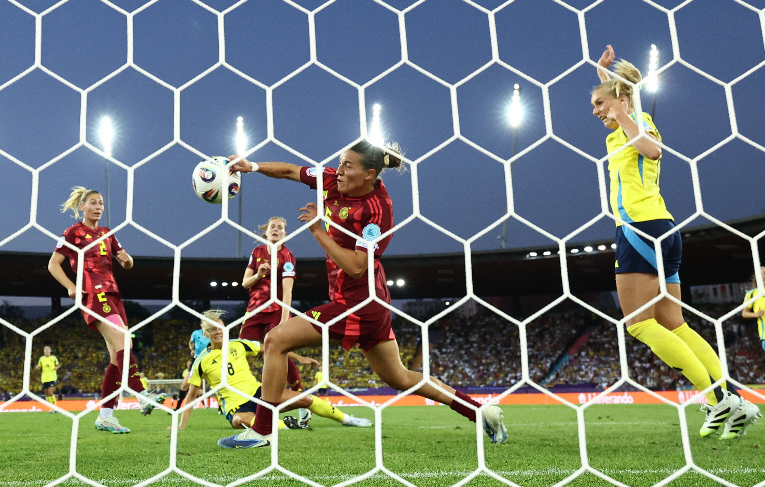 Carlotta Wamser wehrt den Ball auf der Linie mit der Hand ab und sieht die rote Karte. 