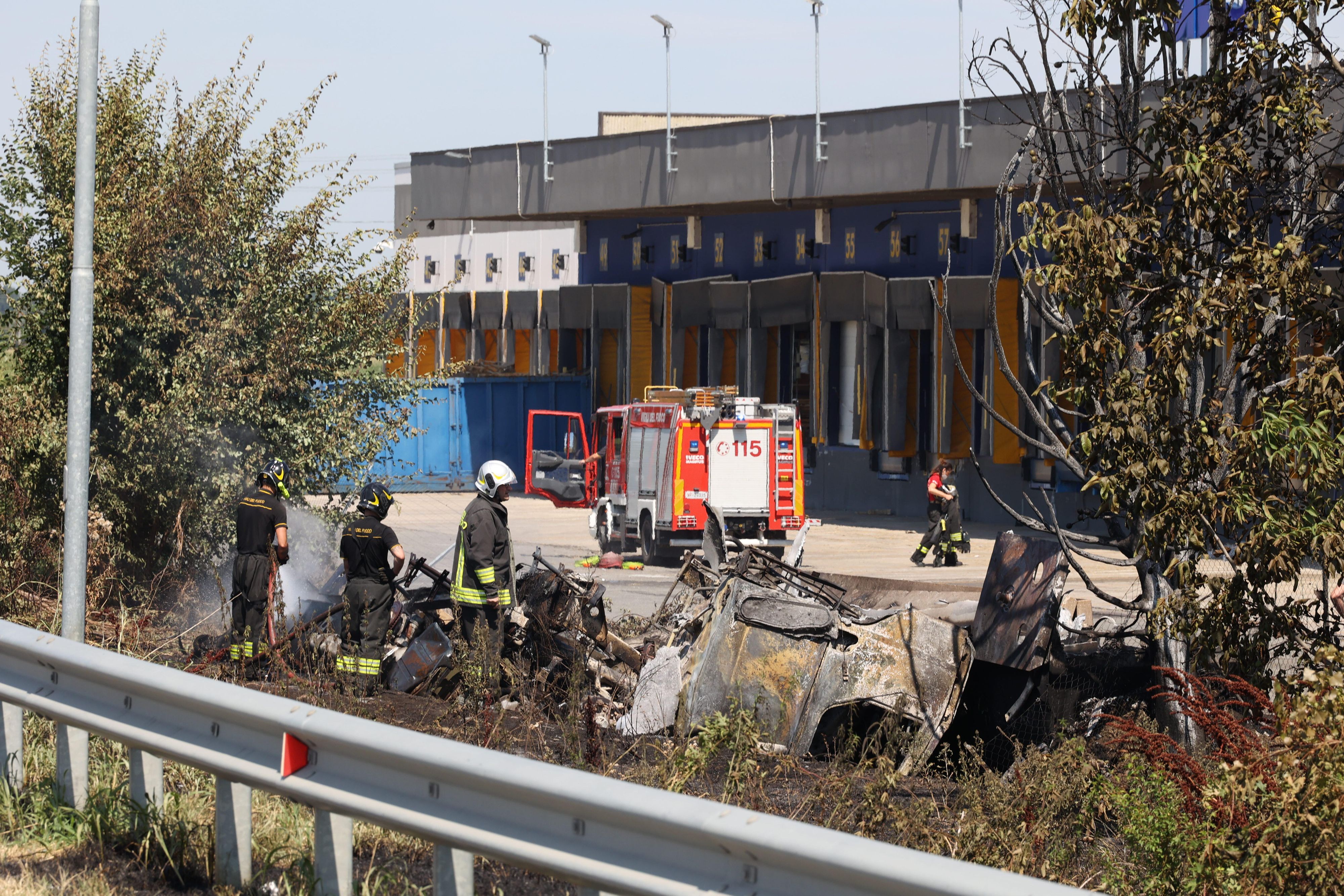 Der LKW explodierte auf dem Gelände eines Logistikunternehmens und geriet in Brand.