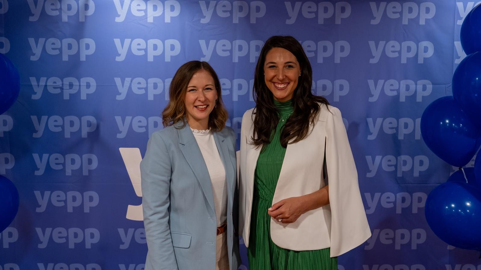 Bundesministerin Claudia Plakolm gemeinsam Präsidentin der Jungen EVP Sophia Kircher.