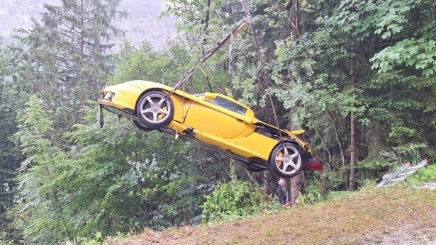 Heute.at - Porsche-Spritztour endet mit Bergung aus Böschung