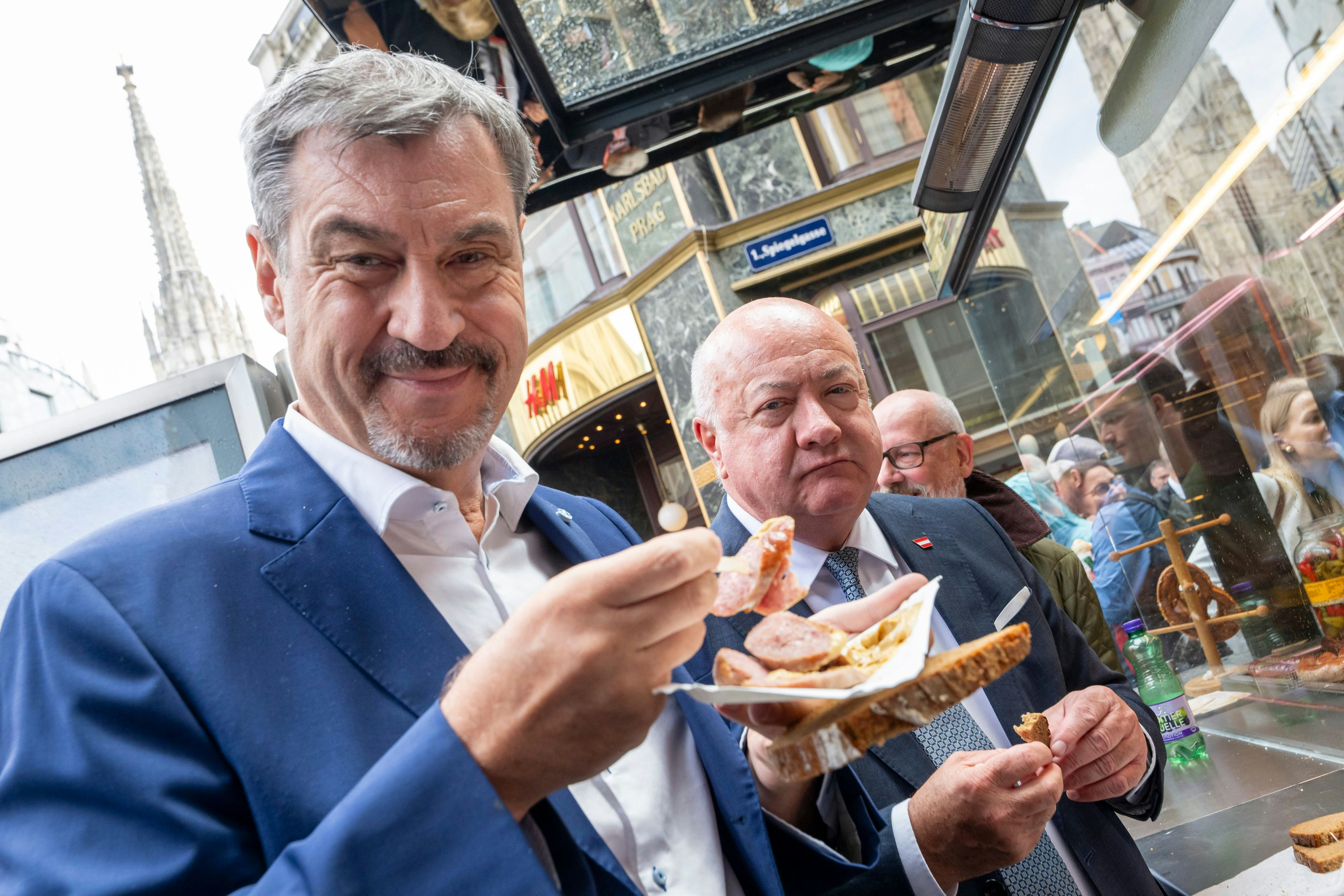 Stocker, unternimm was! In den englischen Bildbeschreibungen läuft die Bratwurst unter Currywurst