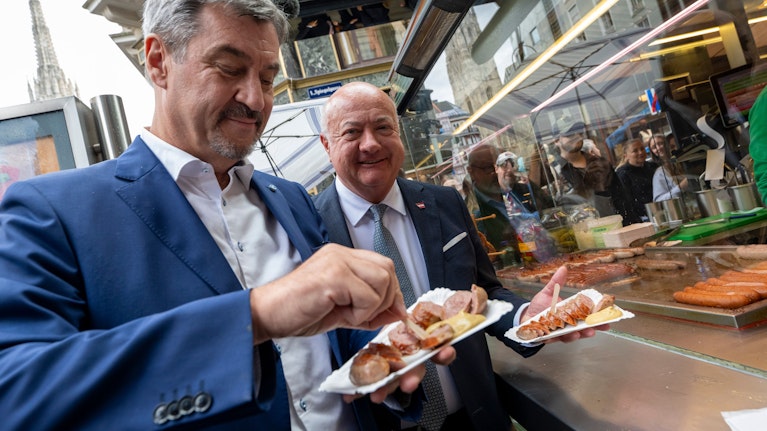 Fliegenfischen für die Krone, Würstelessen für Instagram. Die ÖVP versucht, aus dem Kanzler mit Stockfisch-Image einen kumpelhaften Politiker zum Anfassen zu machen. Keine leichte Aufgabe. Das Ergebnis könnte aber für die Koalitionspartner zum Problem werden.