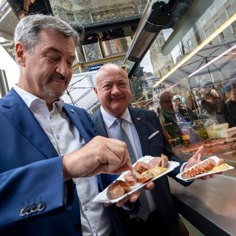 Fliegenfischen für die Krone, Würstelessen für Instagram. Die ÖVP versucht, aus dem Kanzler mit Stockfisch-Image einen kumpelhaften Politiker zum Anfassen zu machen. Keine leichte Aufgabe. Das Ergebnis könnte aber für die Koalitionspartner zum Problem werden.