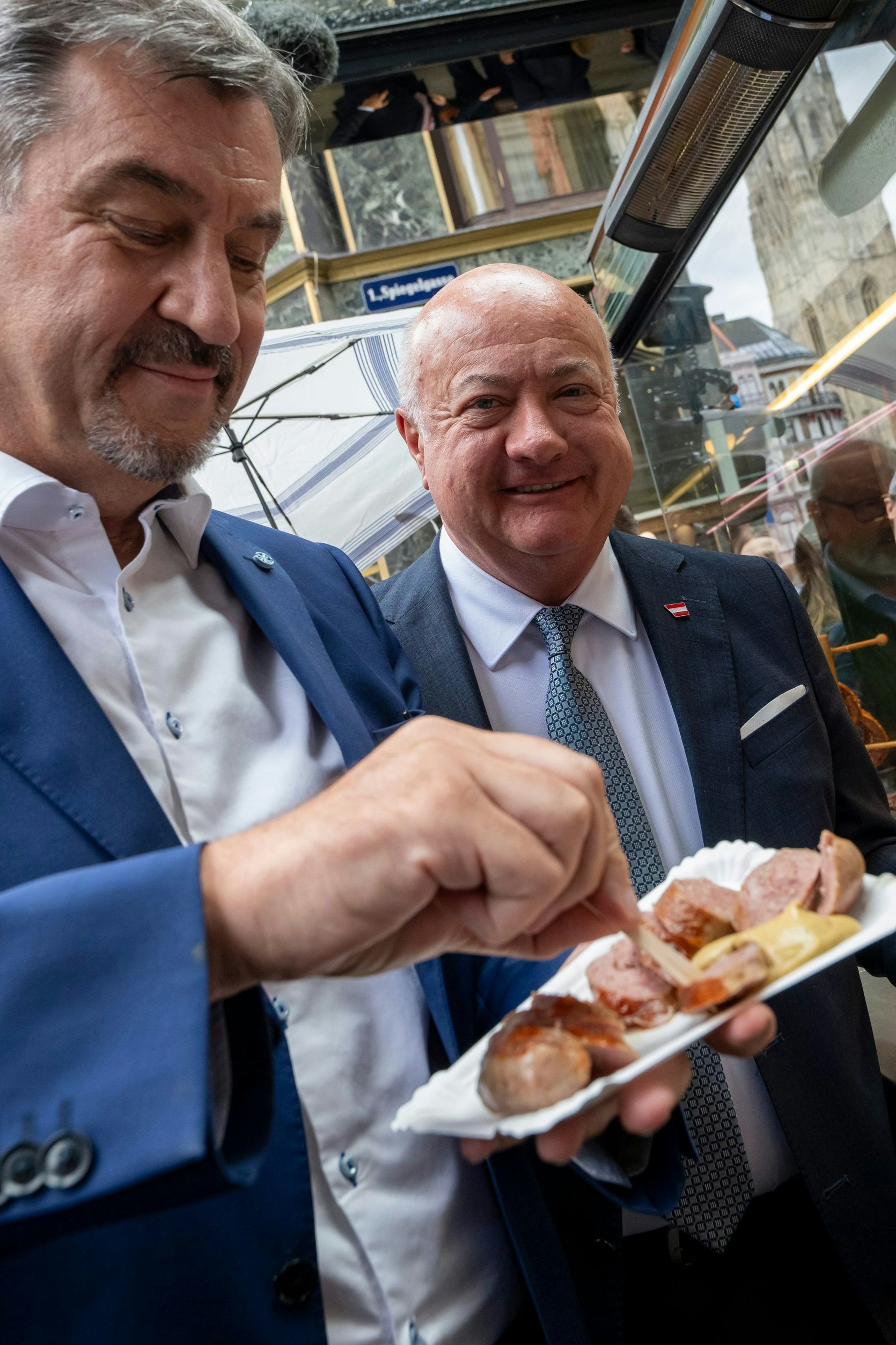 Christian Stocker mit Bayerns Ministerpräsident Markus Söder am Würstelstand: "Jetzt noch d'Bratwurst, dann sans waach!"